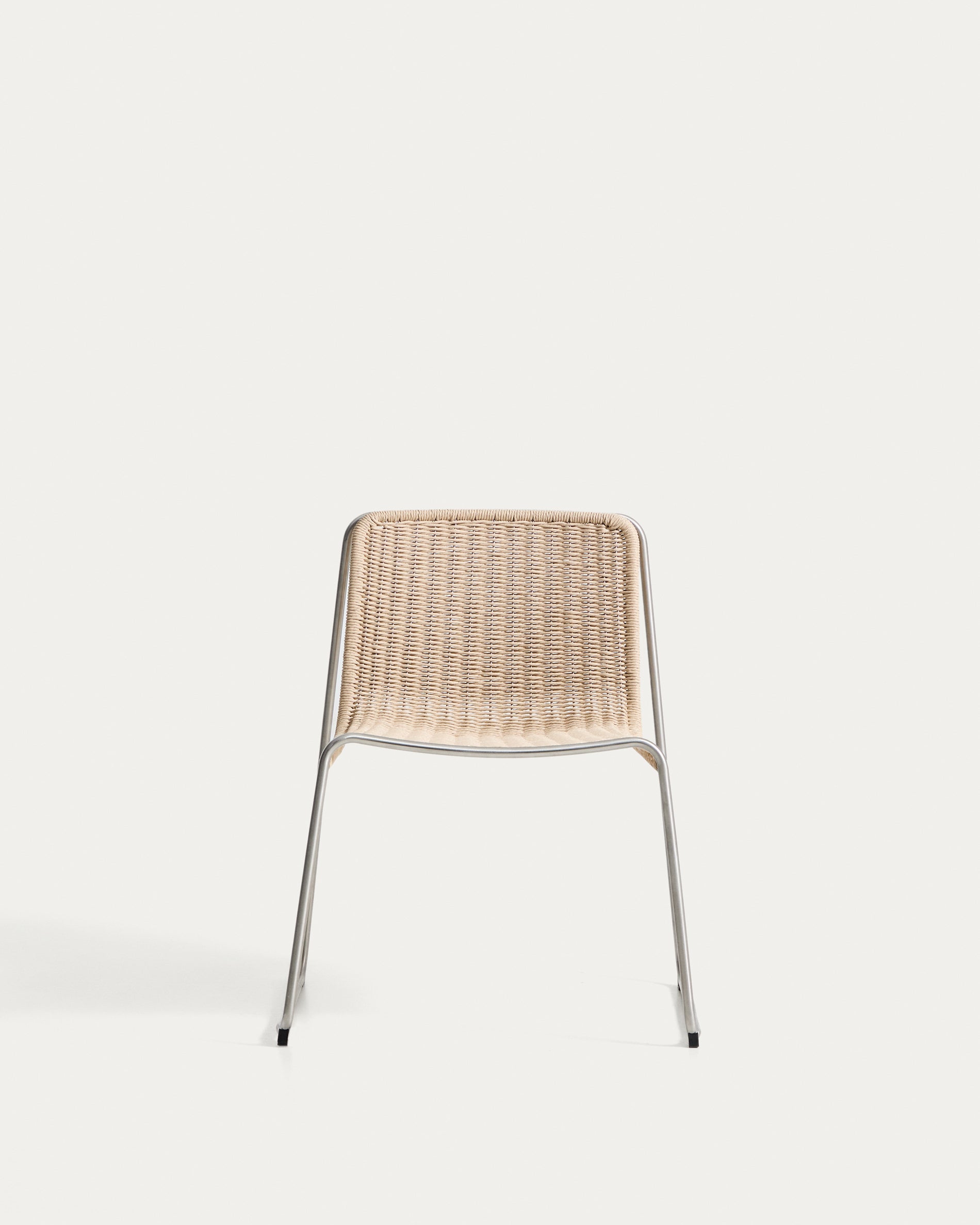 Stapelstuhl Tavari in sanftem Beige, aus strapazierfähigem Synthetikseil und gebürstetem Edelstahl, ideal für stilvolle Außenbereiche.