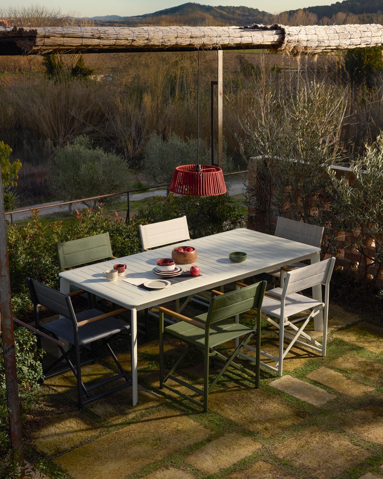 Eleganter Outdoor-Klappstuhl Tisno in taupe, gefertigt aus robustem Aluminium und Texteline, perfekt für entspannte Stunden im Garten.