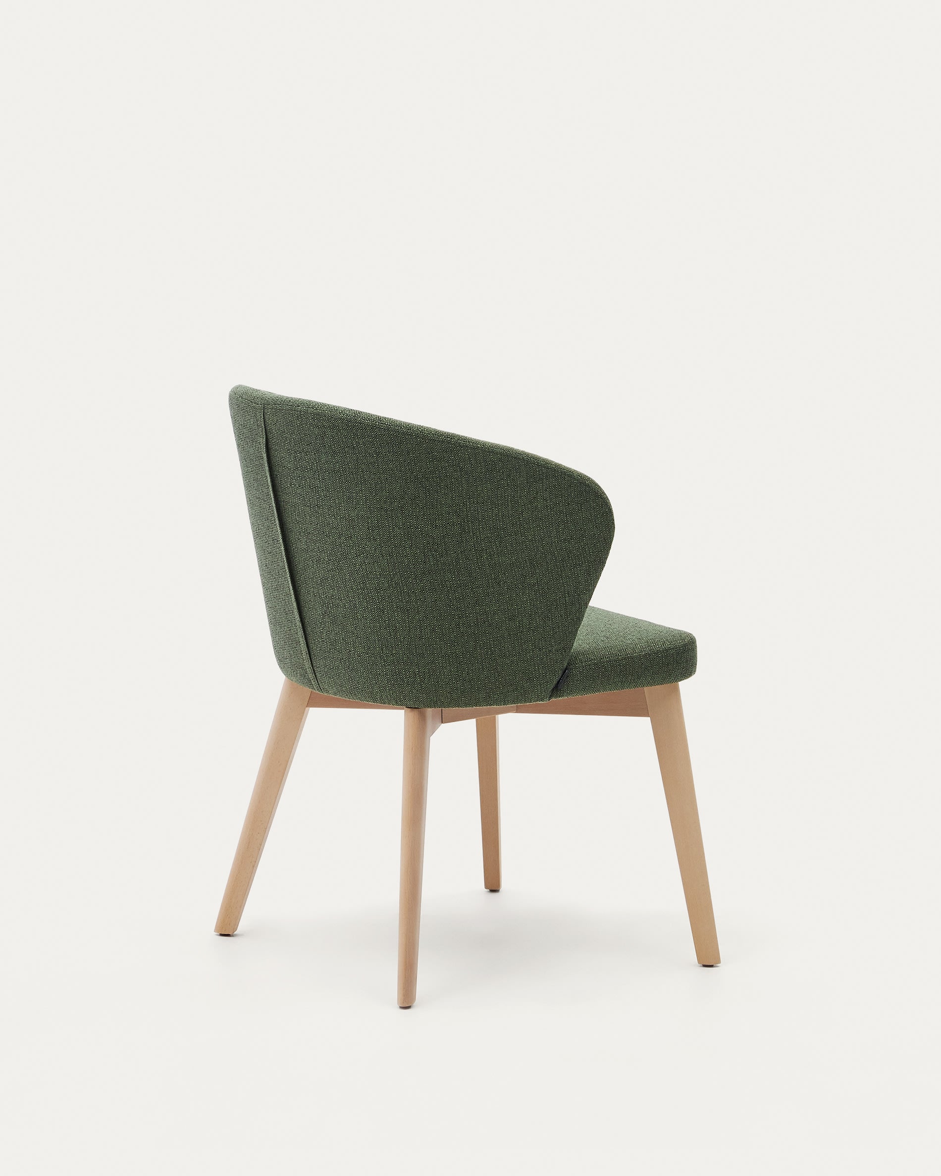Eleganter Darice Stuhl mit grünem Chenillebezug und FSC-zertifiziertem Buchenholzrahmen in natürlichem Finish von Kave Home.