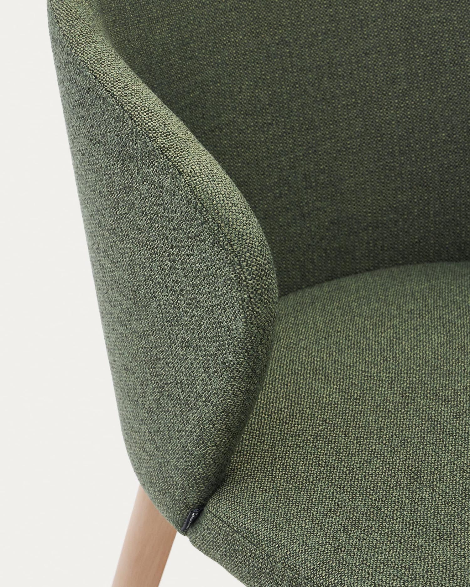 Erleben Sie den Darice Stuhl von Kave Home: Eleganter grüner Chenille-Stoff, massives Buchenholz, FSC-zertifiziert und perfekt für jedes Zuhause.