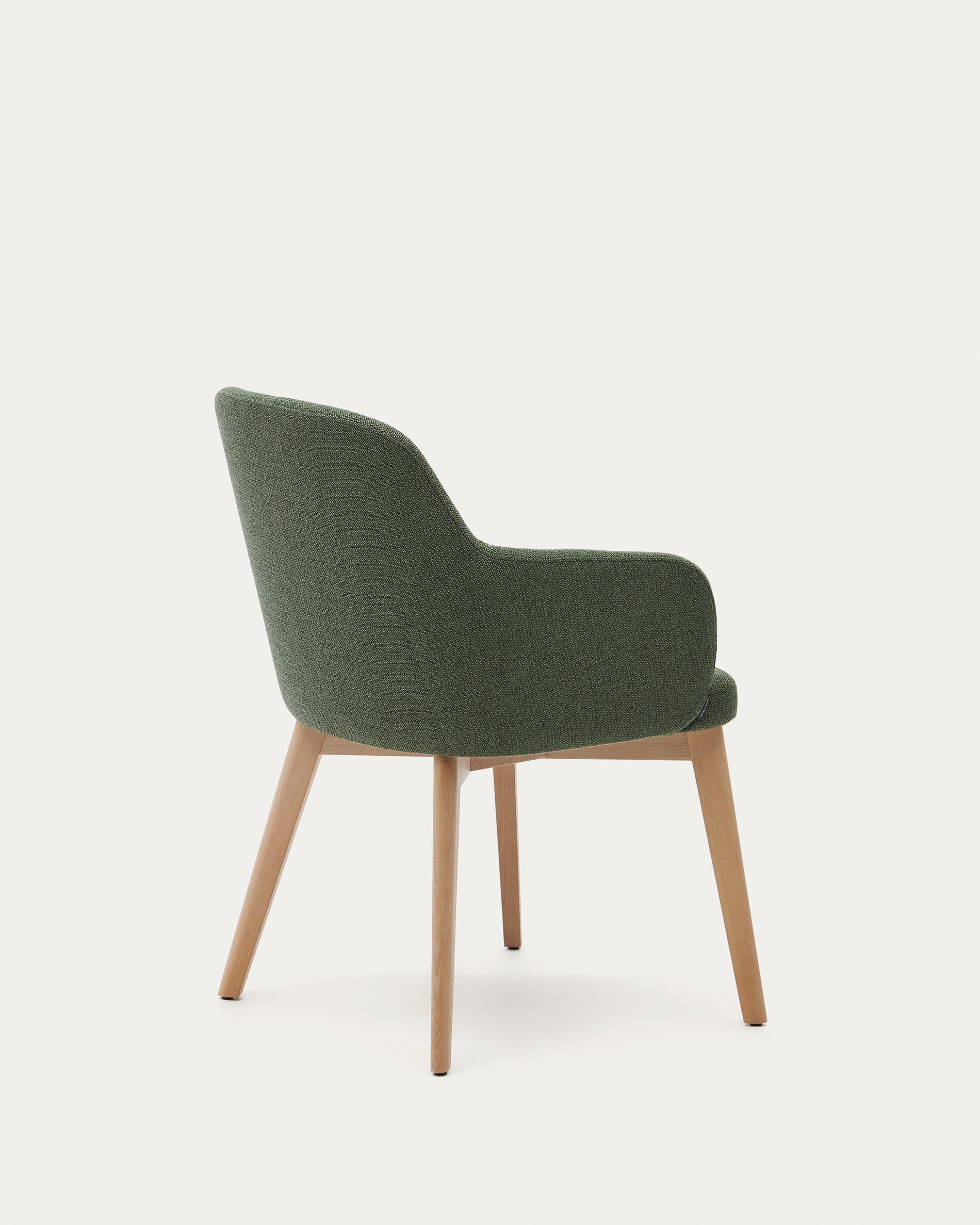 Nelida Stuhl: Eleganter grüner Chenillebezug, robustes Buchenholz mit natürlichem Finish, FSC-zertifiziert, nachhaltig und modern.