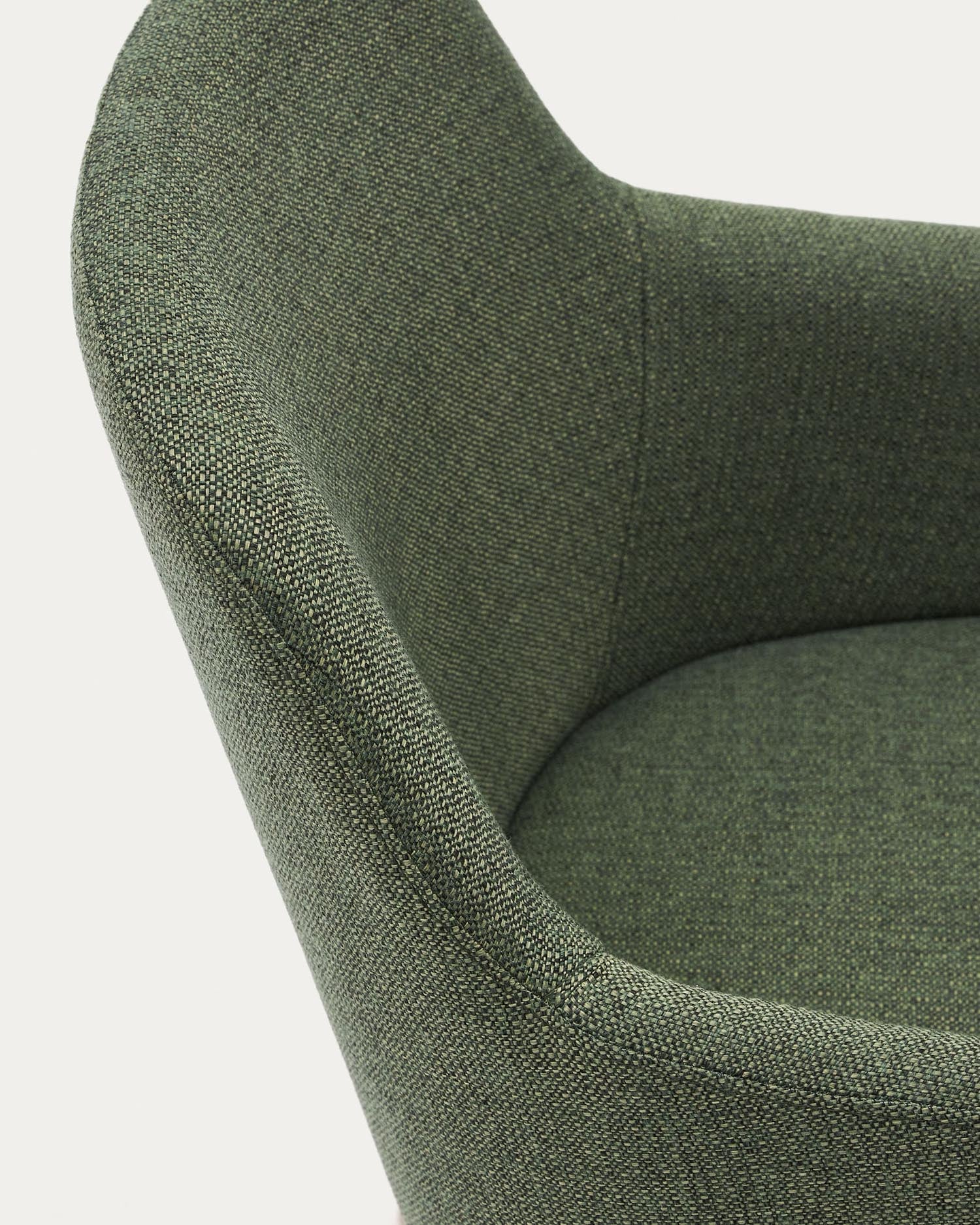 Der Nelida Stuhl vereint stilvolles Design mit nachhaltigen Materialien: Grüner Chenille-Stoff, massives Buchenholz, perfekt für Ihr Zuhause.