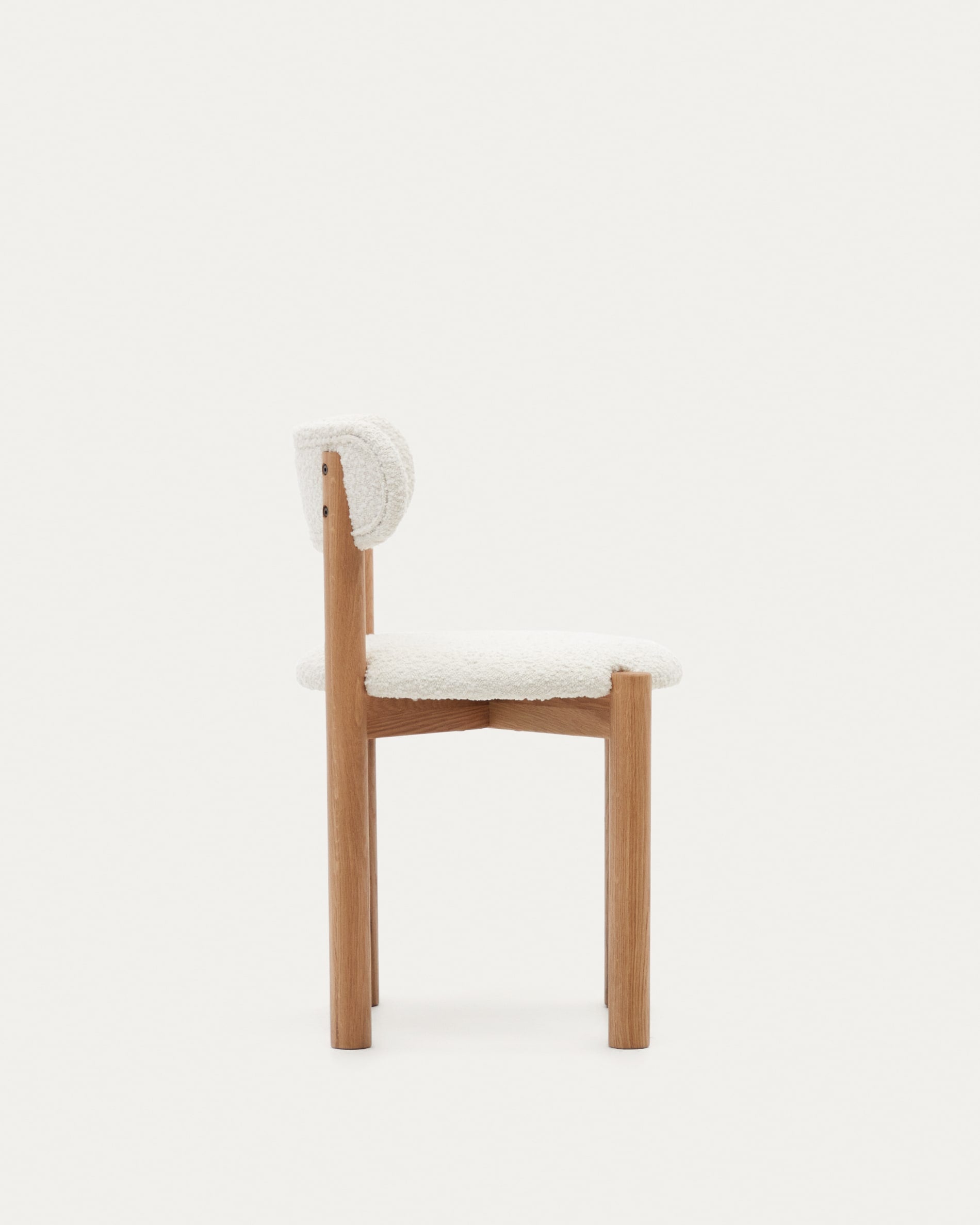 Nebai Stuhl: Stilvoller Bouclé-Sitz in Weiss von Kave Home.