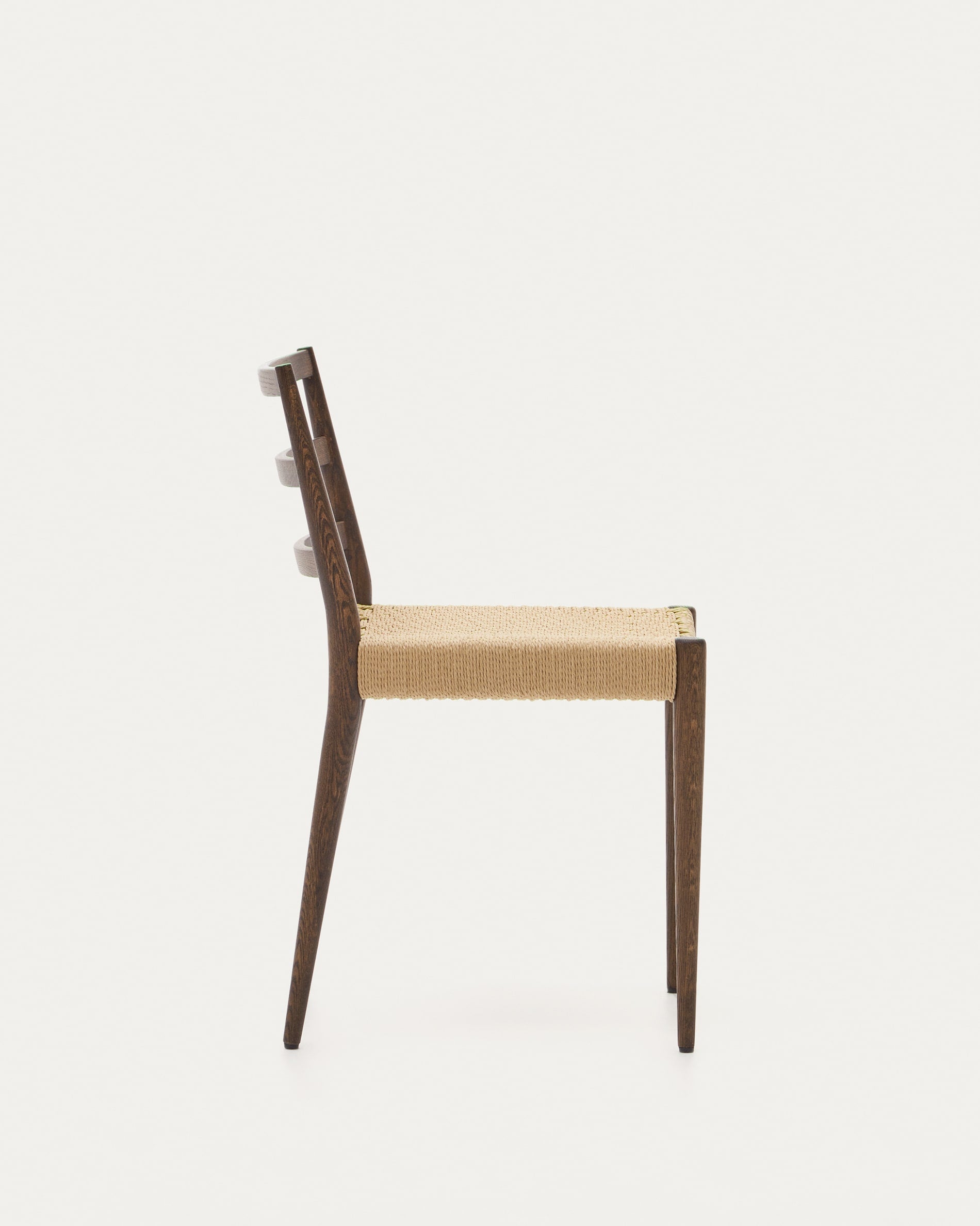 Eleganter Analy Stuhl: Eiche, Nussholz-Finish, FSC-Seilsitz.