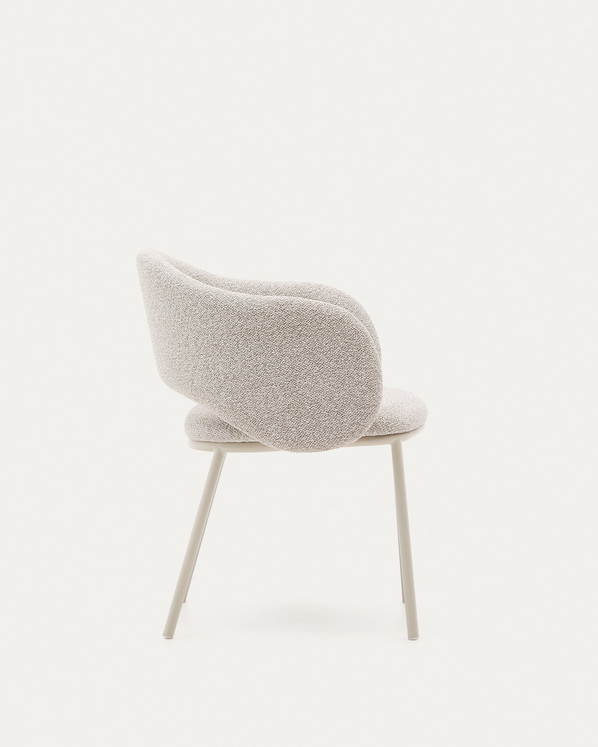 Eleganter Stuhl Maina mit beigem Chenille-Bezug, beigen Stahlbeinen und FSC-zertifiziert, ideal für stilvolles Wohnen.