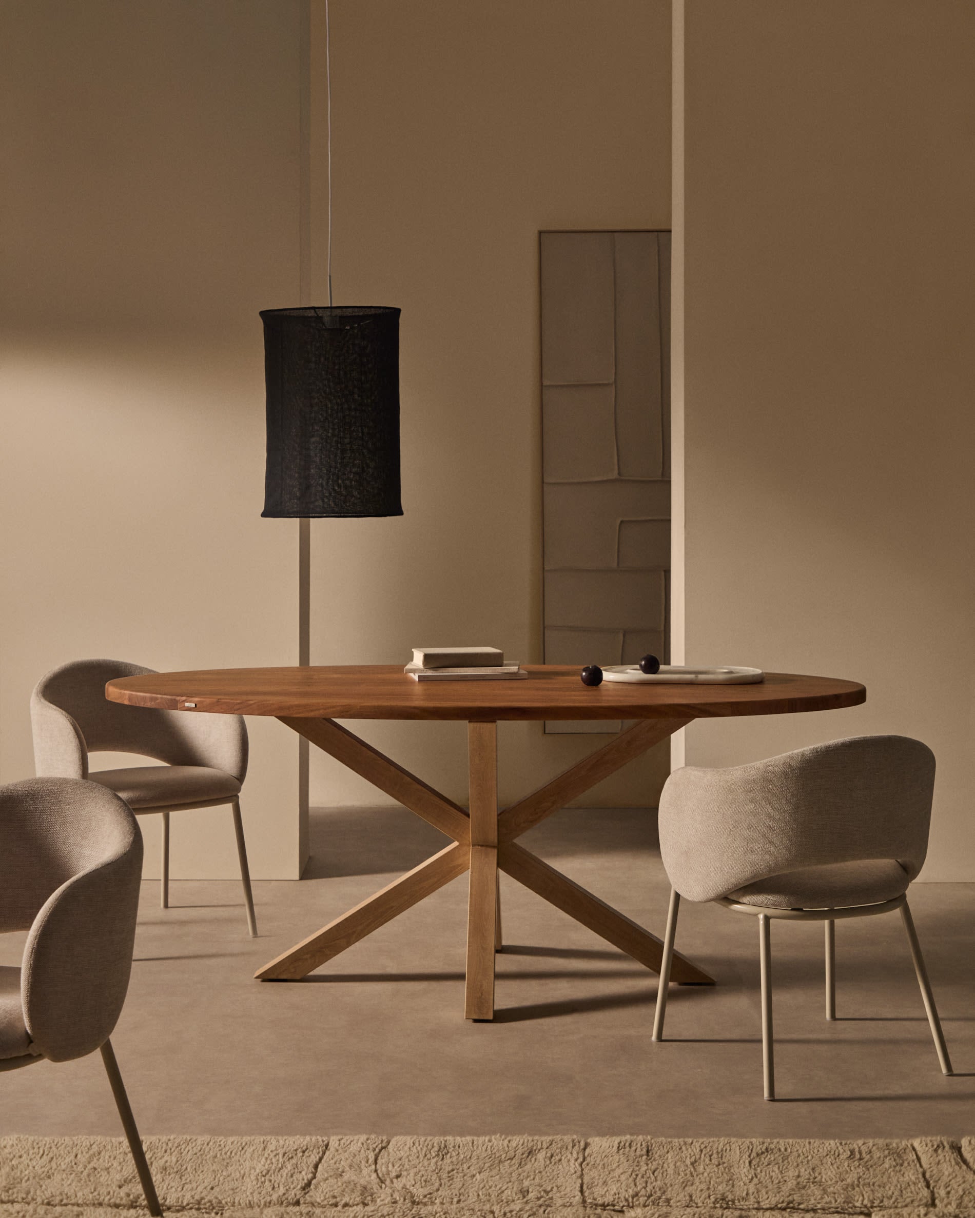 Eleganter Stuhl Maina mit beigem Chenille-Bezug, beigen Stahlbeinen und FSC-zertifiziertem Holz, nachhaltig und modern.