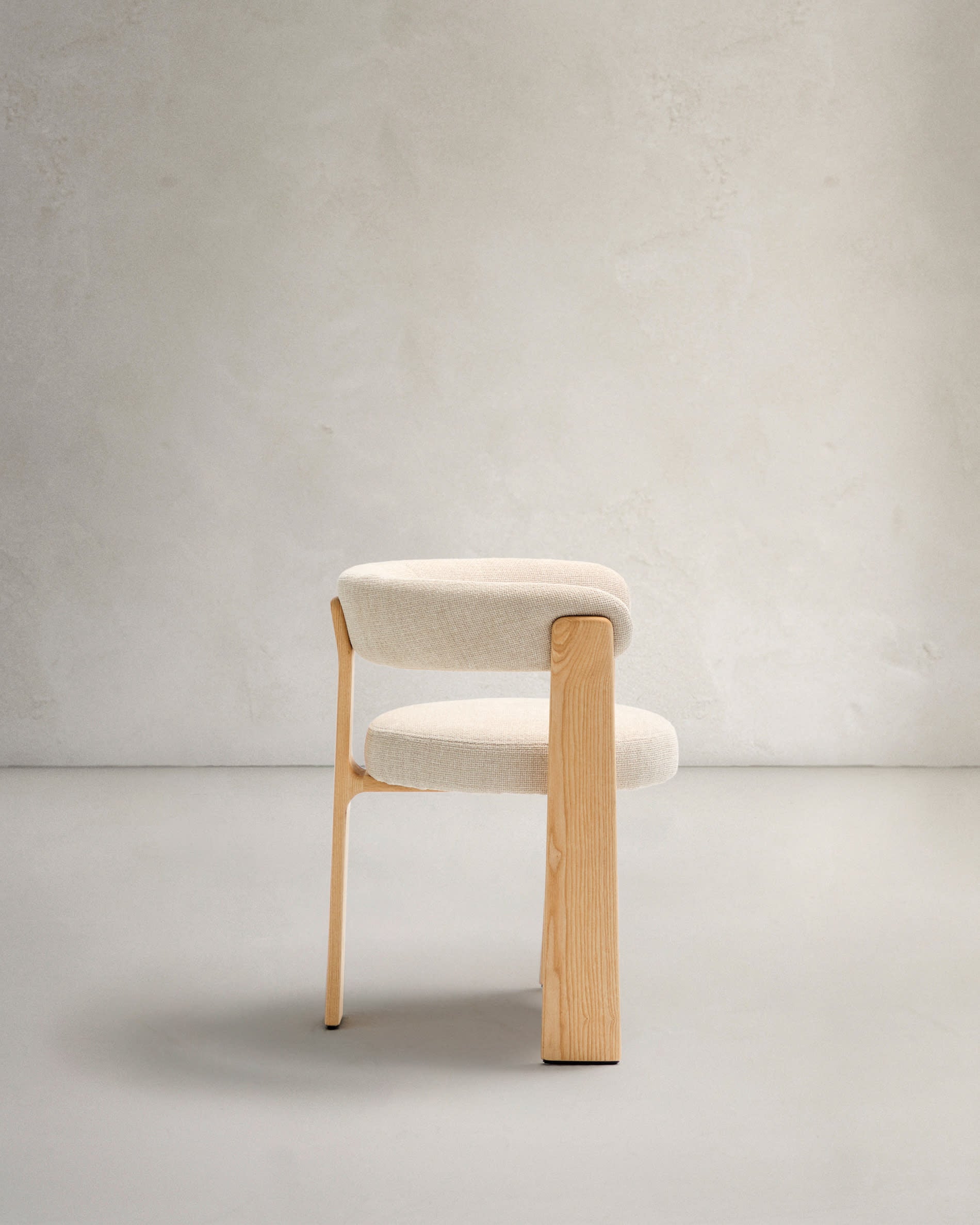 Eleganter Stuhl in Beige aus Chenille, ausgestattet mit drei robusten Eschenholzbeinen und einem umweltfreundlichen Finish, perfekt für stilvolle Interiors.