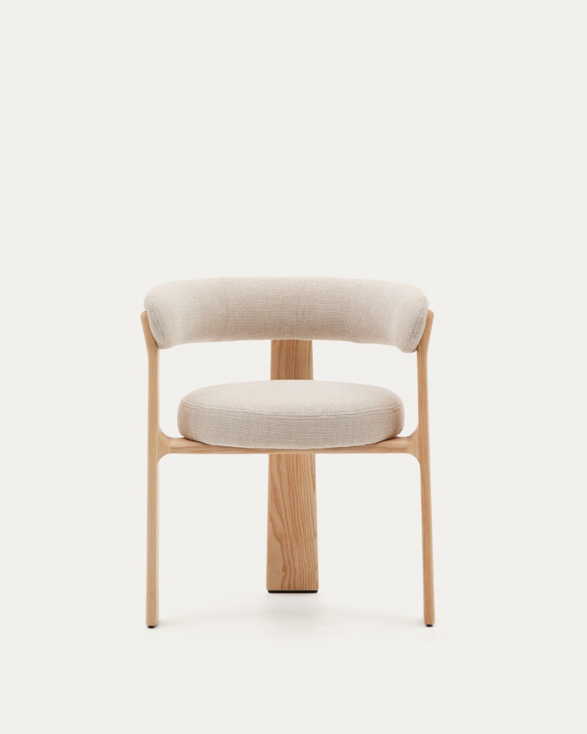 Beige Chenille-Stuhl mit 3 robusten Eschenholzbeinen, stilvolles Design und nachhaltige Materialien für ein modernes Wohnambiente.