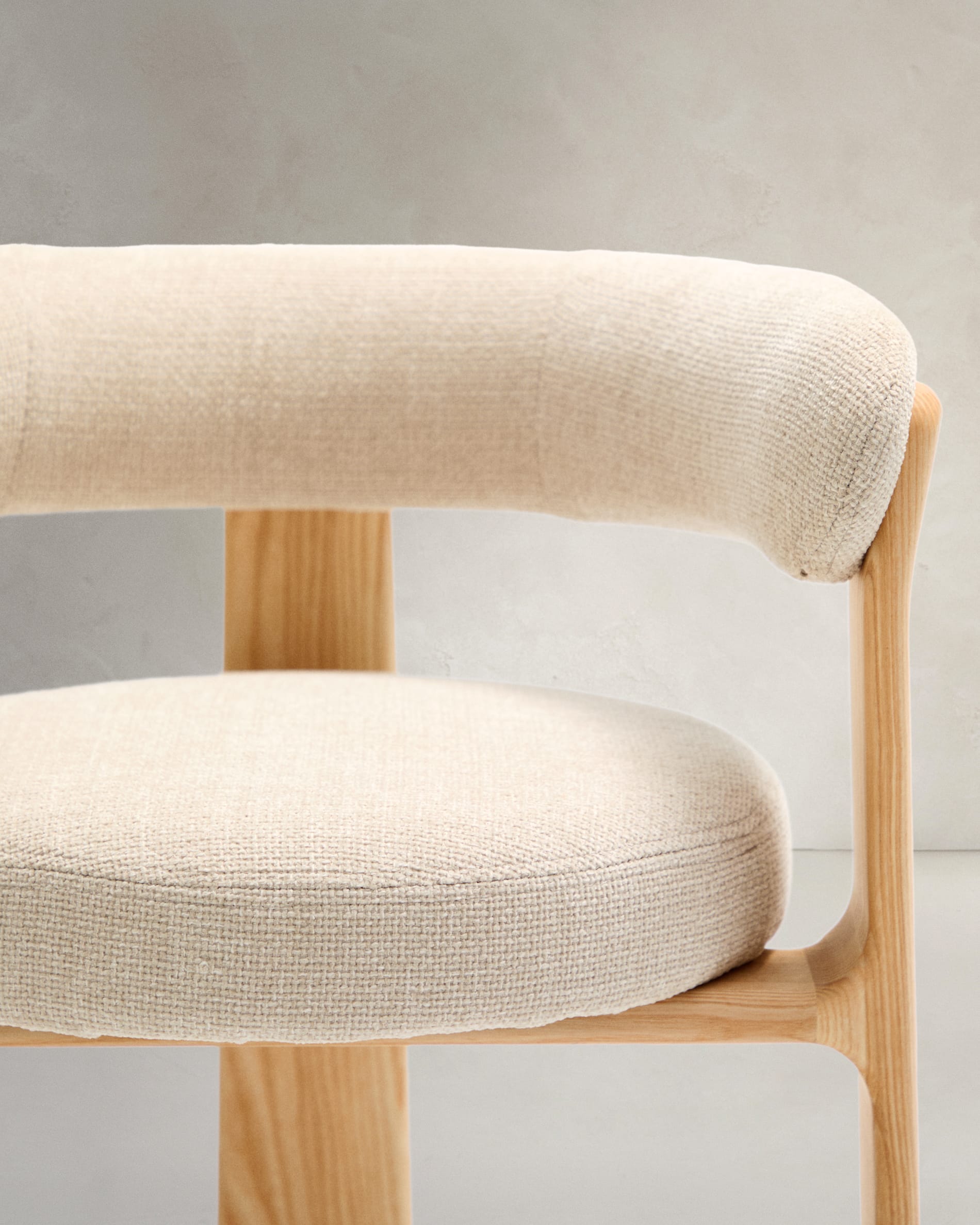 Erleben Sie den Stuhl Granite: Beige Chenille, 3 Beine aus robustem Eschenholz, FSC-zertifiziert. Stilvolles, skandinavisches Design für Ihr Zuhause.