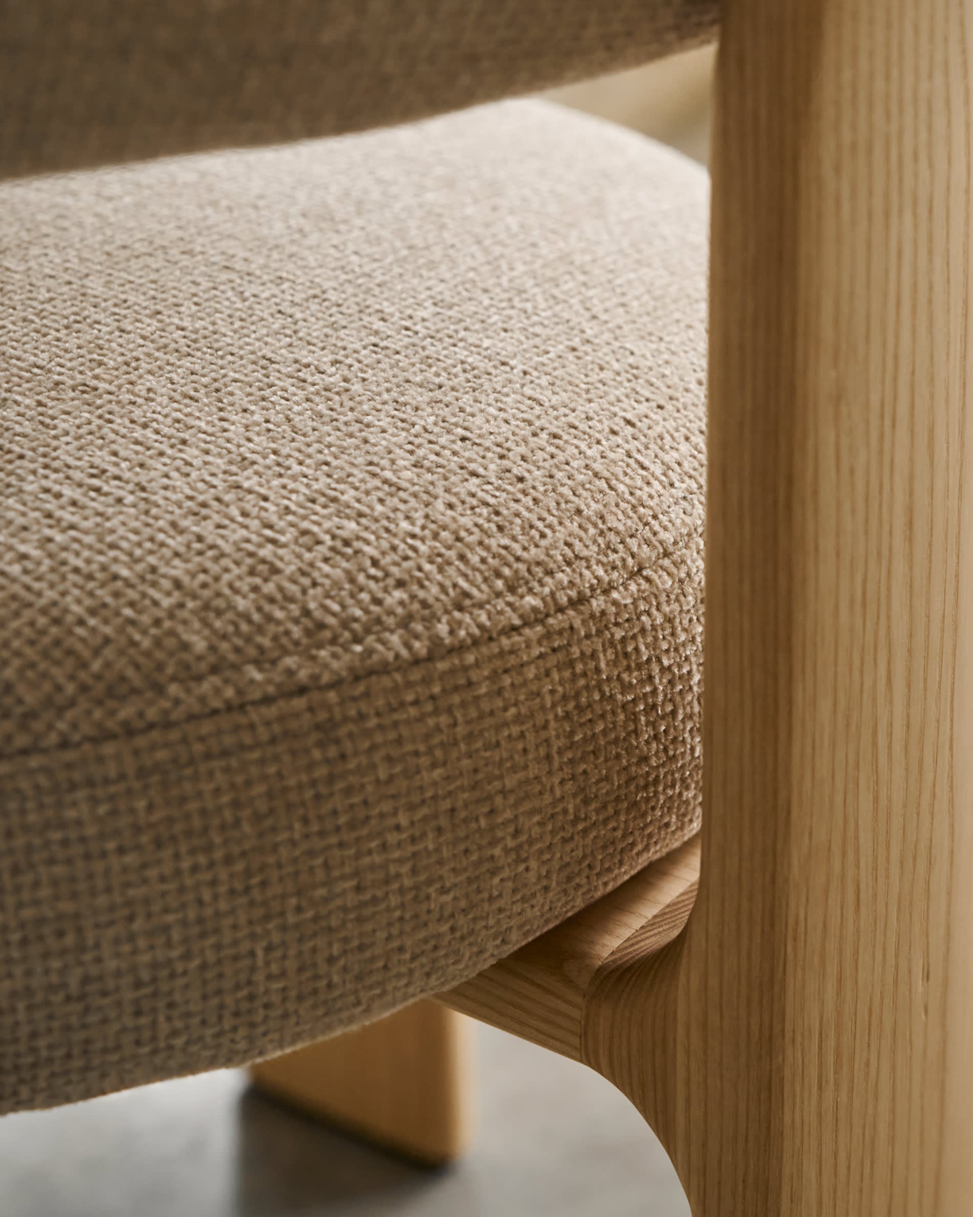 Eleganter Stuhl in Beige mit weichem Chenille-Bezug, stabilen 3 Beinen aus massivem Eschenholz, umweltfreundlich und stilvoll.
