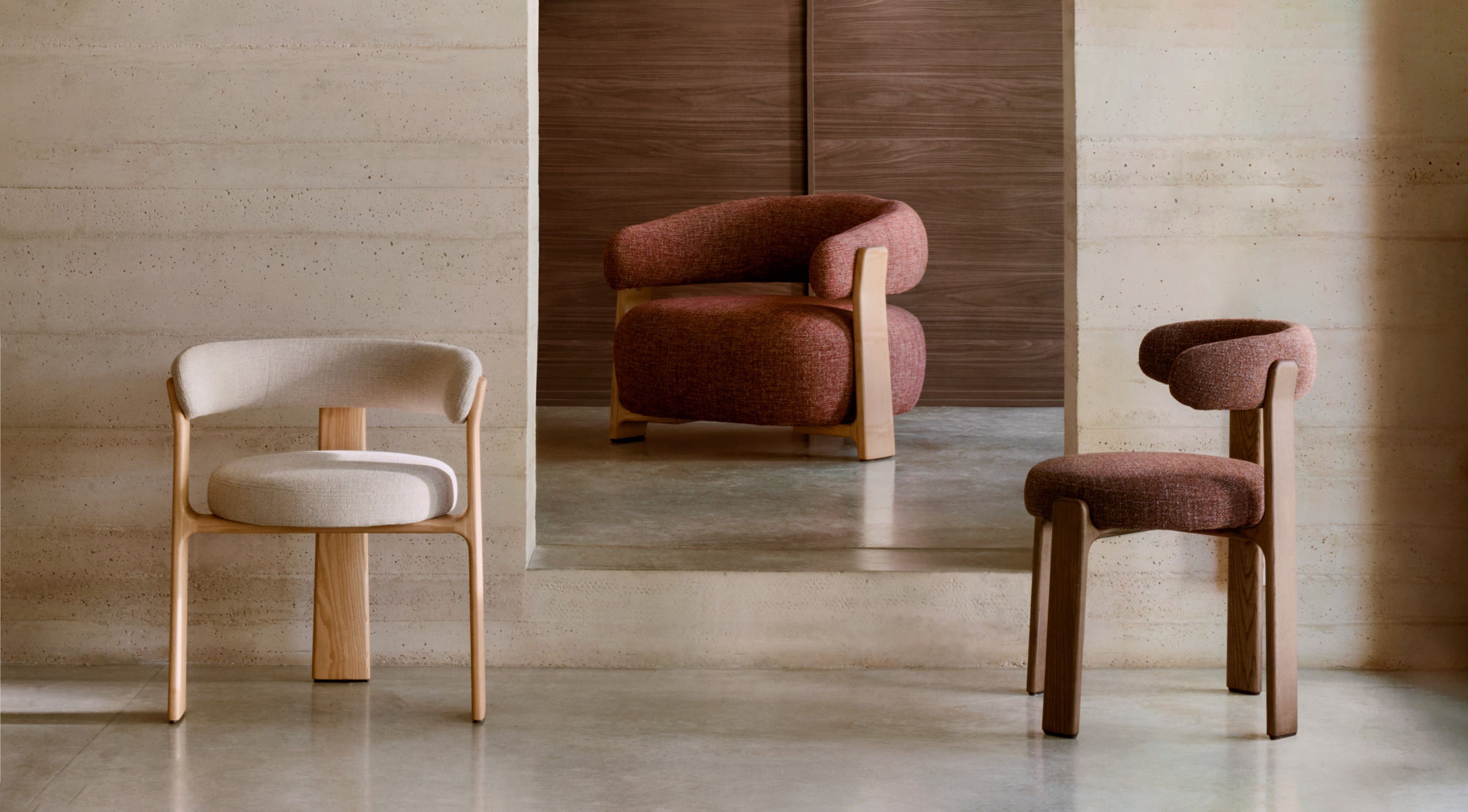 Eleganter Stuhl in Beige mit 3 stabilen Beinen aus massivem Eschenholz, umweltfreundlich und modern, ideal für jedes Zuhause.