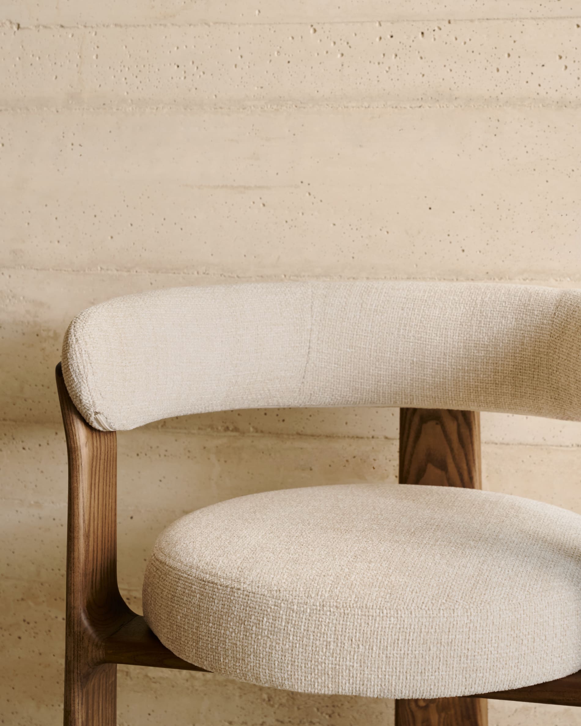 Moderner 3-beiniger Stuhl mit beiger Chenille-Polsterung, Eschenholz in Walnuss-Finish, FSC-zertifiziert, von Kave Home.