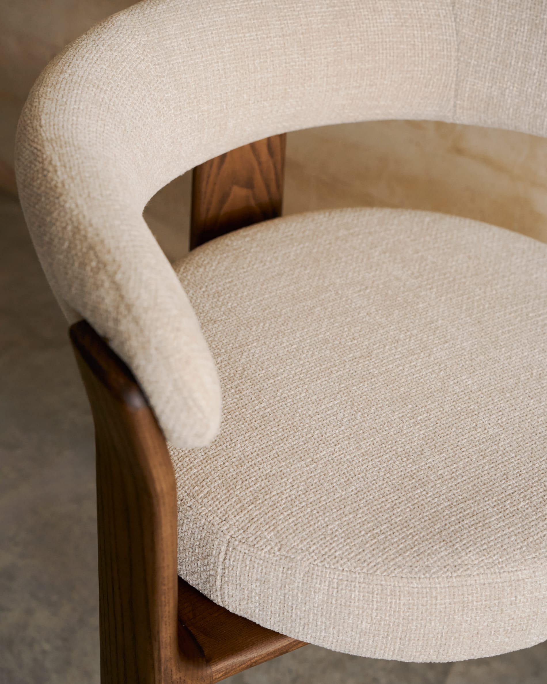 Beige Chenille-Stuhl mit 3 stabilen Beinen aus massivem Eschenholz im Walnuss-Finish, stilvoll und nachhaltig von Kave Home.