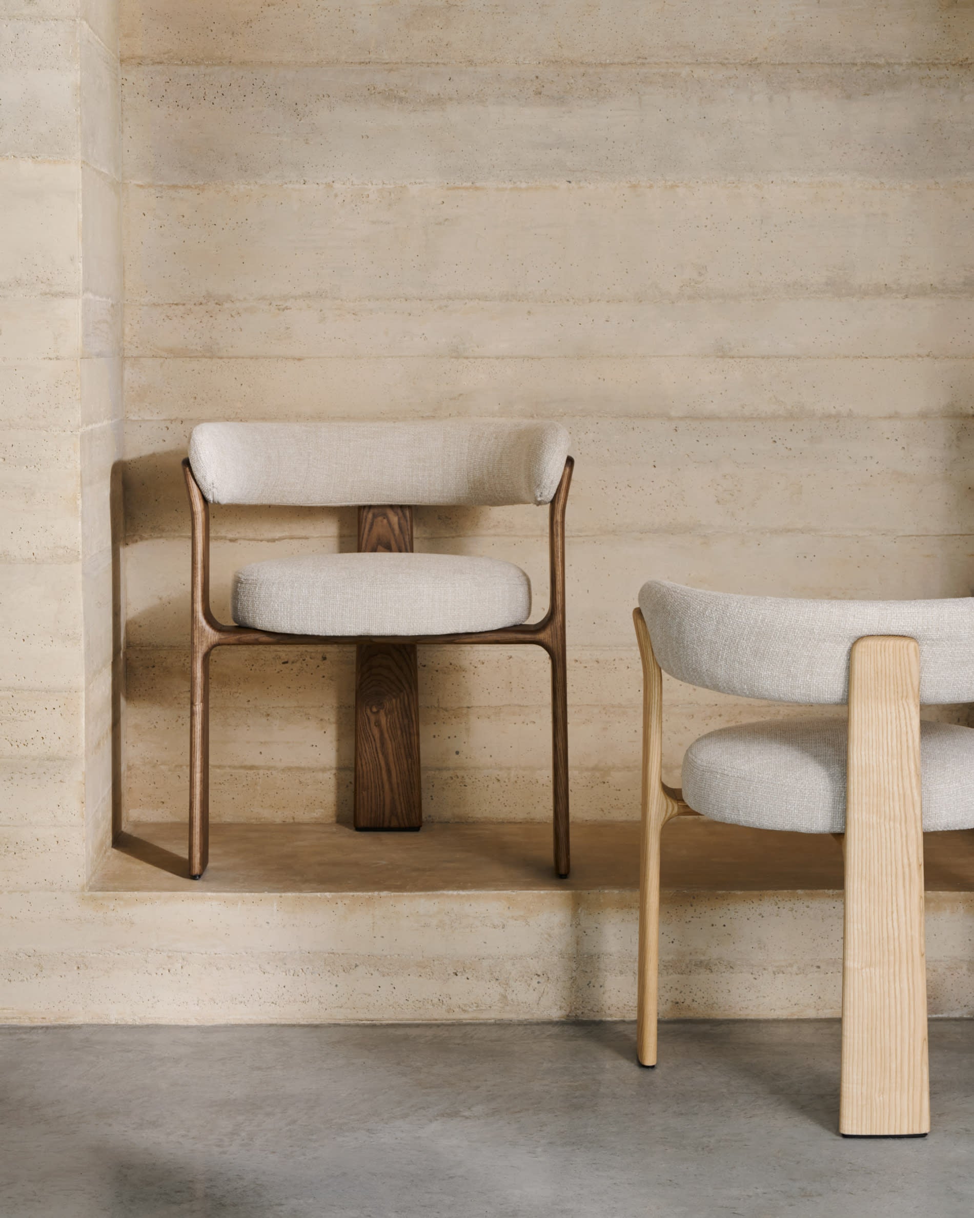 Eleganter Stuhl mit beiger Chenille-Oberfläche und stabilen 3 Beinen aus Eschenholz im Walnuss-Finish, nachhaltig produziert von Kave Home.