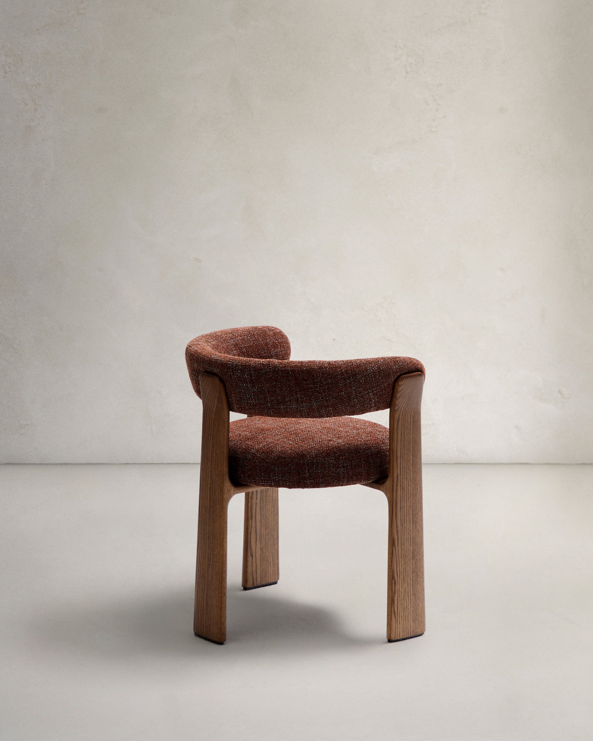 Eleganter Stuhl mit drei stabilen Beinen aus Eschenholz, brauner Chenille-Polsterung und edlem Walnuss-Finish, ideal für modernes Wohnen.