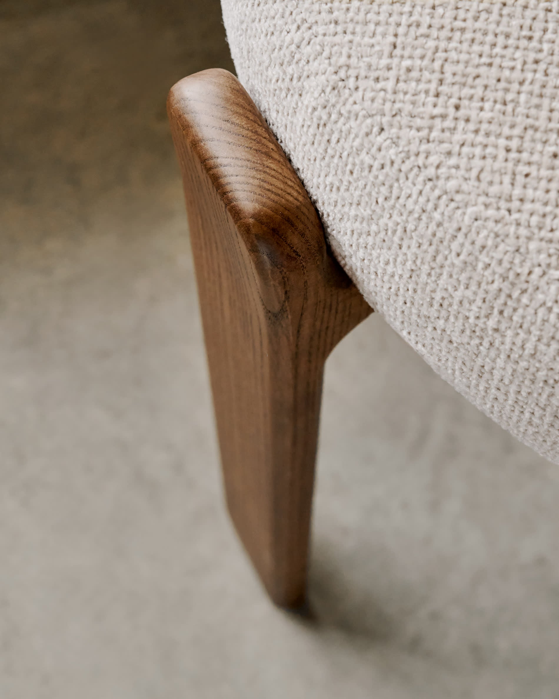 Eleganter Stuhl Granite aus beiger Chenille und massivem Eschenholz mit Walnuss-Finish, perfekt für ein stilvolles Ambiente.