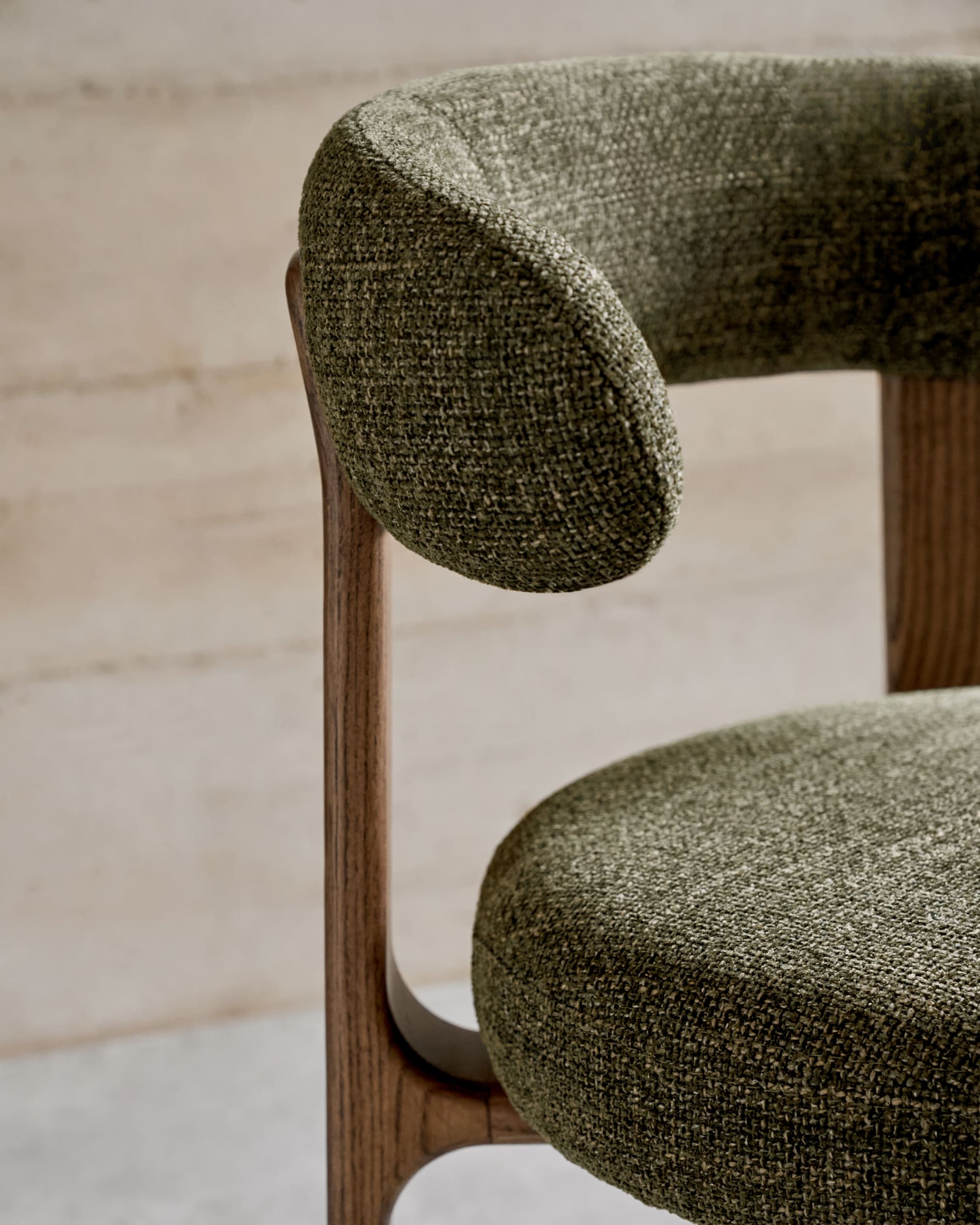 Eleganter Stuhl aus grüner Chenille und FSC-zertifiziertem Eschenholz mit Walnuss-Finish, ideal für stilvolles und nachhaltiges Wohnen.