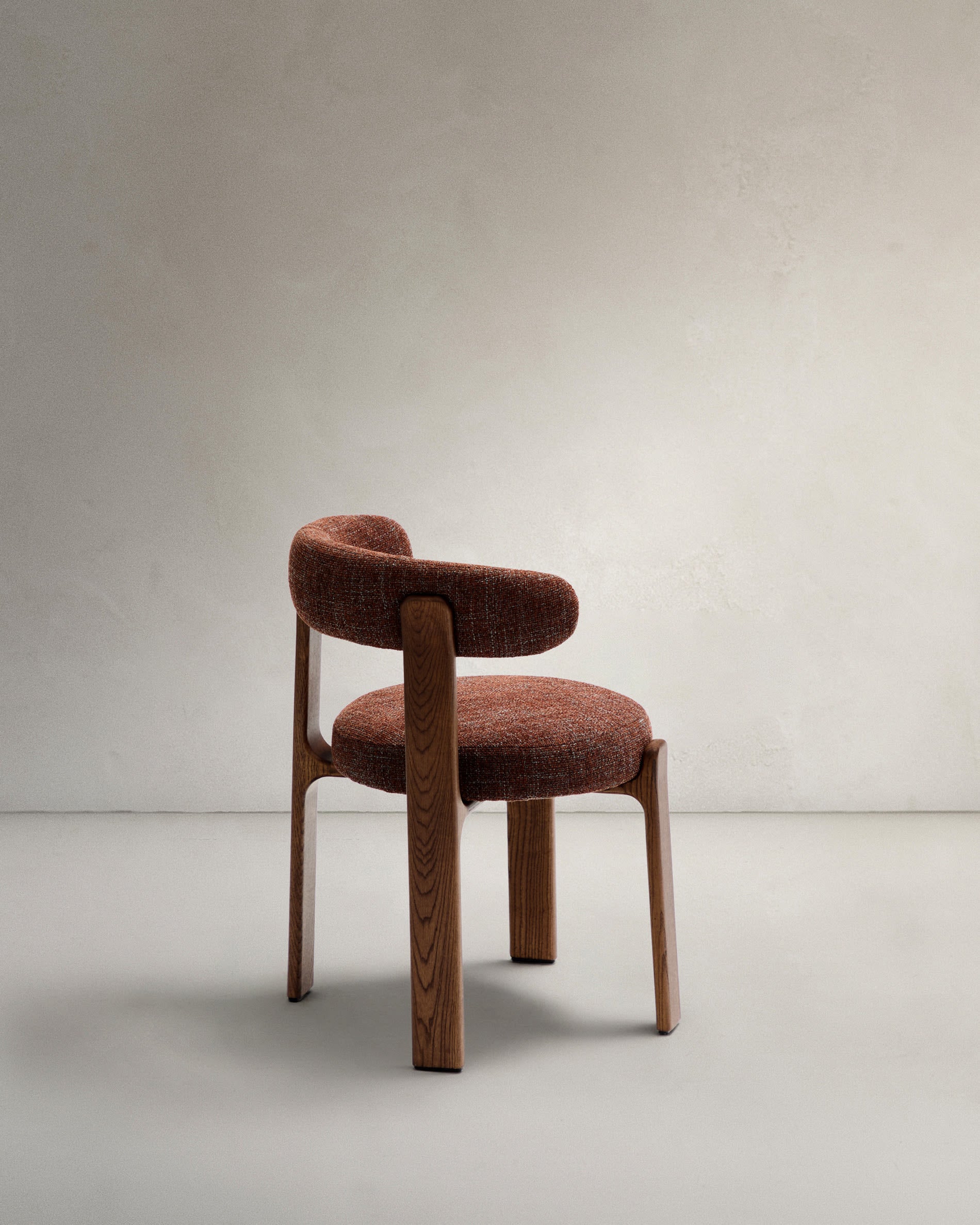Eleganter Stuhl aus brauner Chenille und solidem Eschenholz mit Walnuss-Finish, perfekt für stilvolle Wohnräume und Essbereiche.