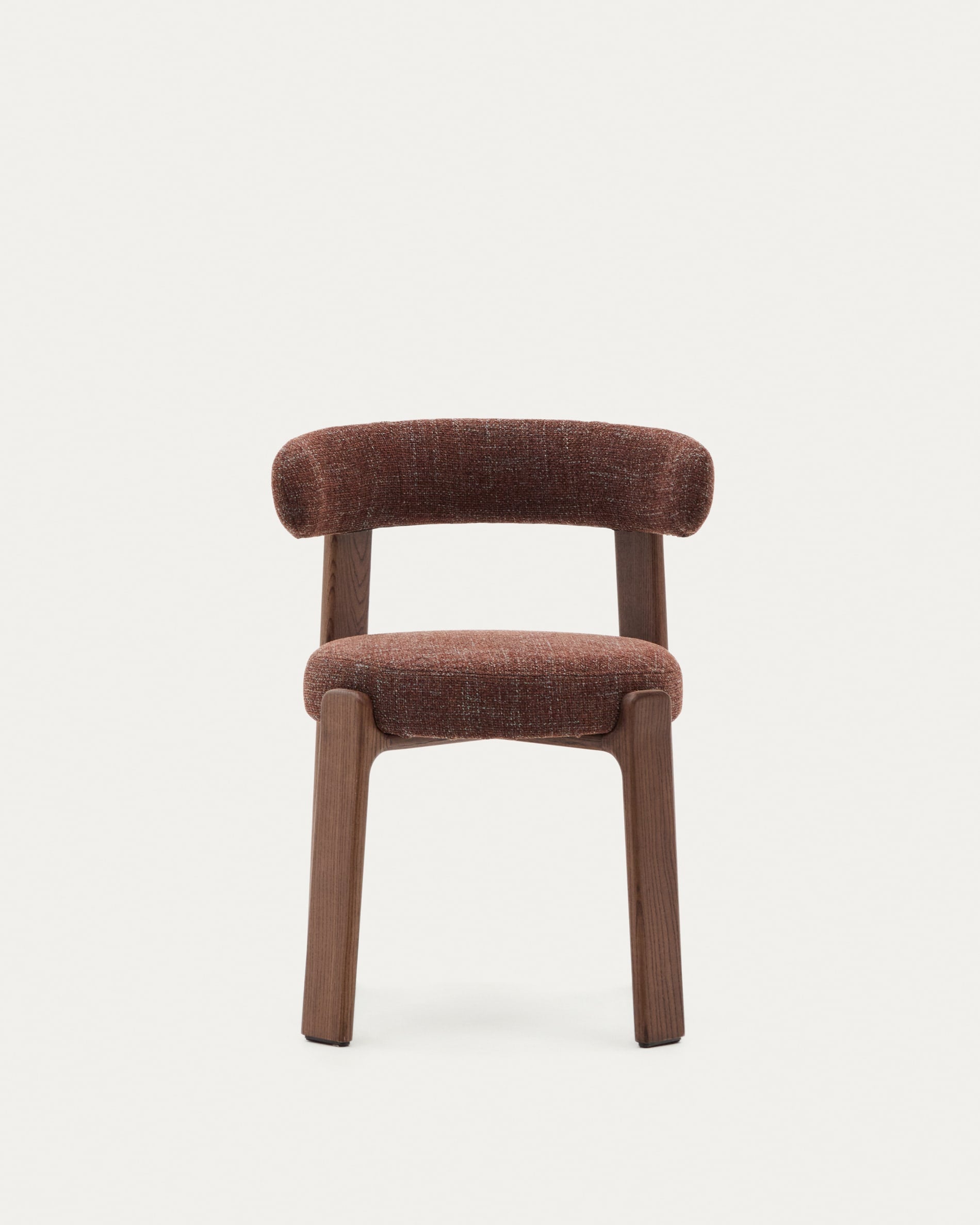 Eleganter Stuhl in brauner Chenille und solidem Eschenholz mit Walnuss-Finish, perfekt für moderne Einrichtungskonzepte.