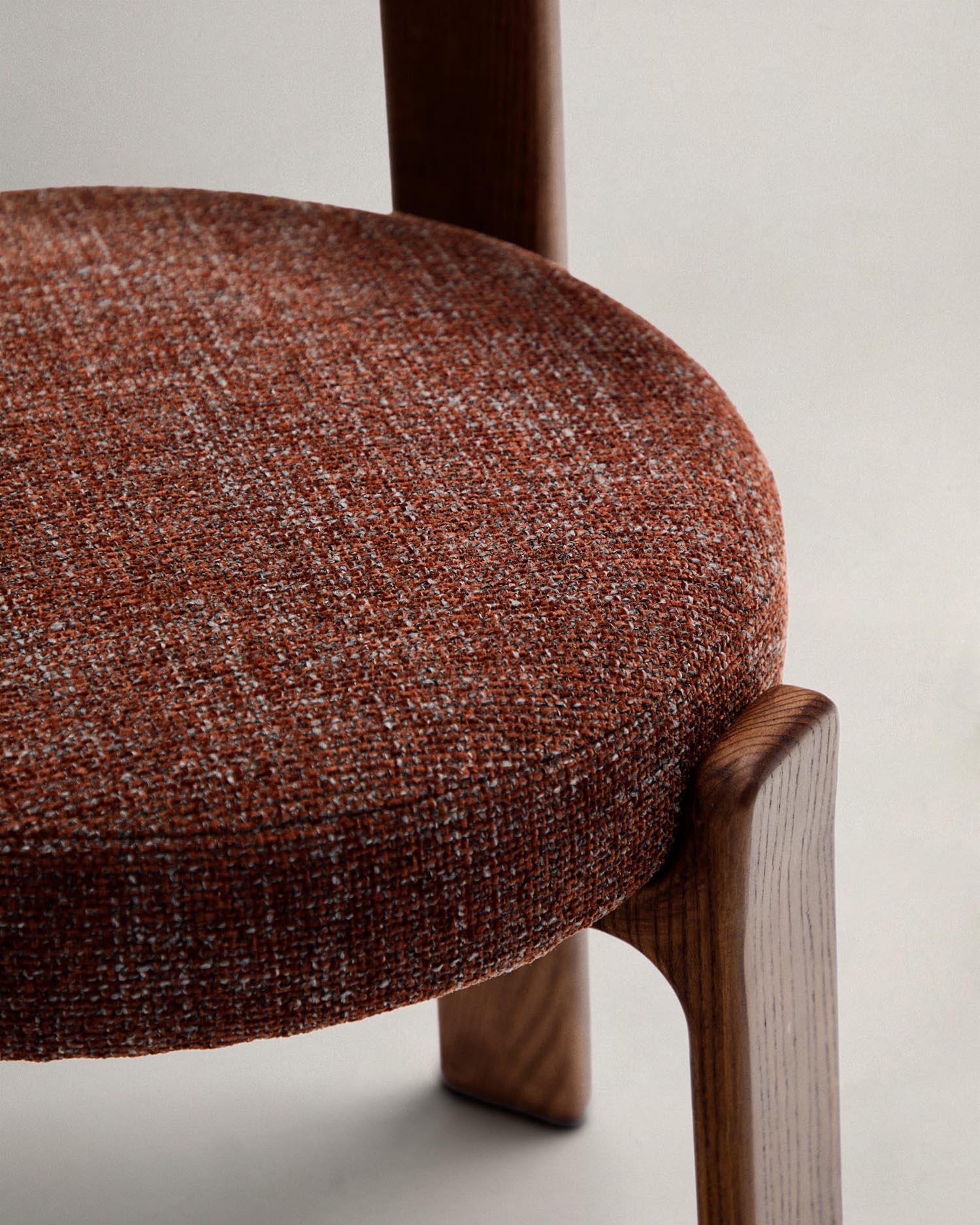 Eleganter Stuhl aus braunem Chenille und massivem Eschenholz mit Walnuss-Finish, perfekt für einladende Wohnräume und skandinavisches Design.