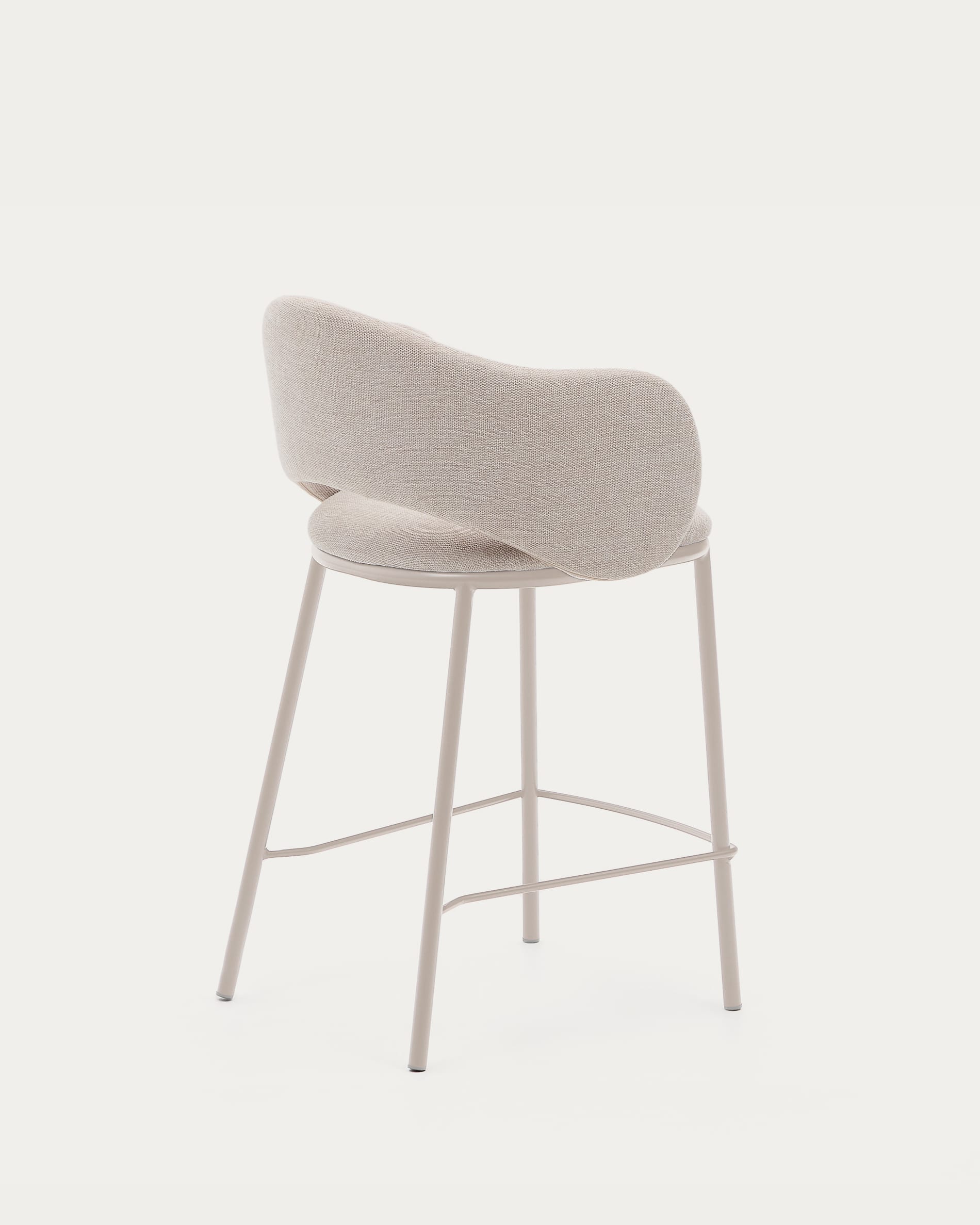 Moderner Hocker Maina mit weicher Chenille in Beige, robusten Stahlbeinen und nachhaltigem FSC-Mix, Höhe 65 cm.