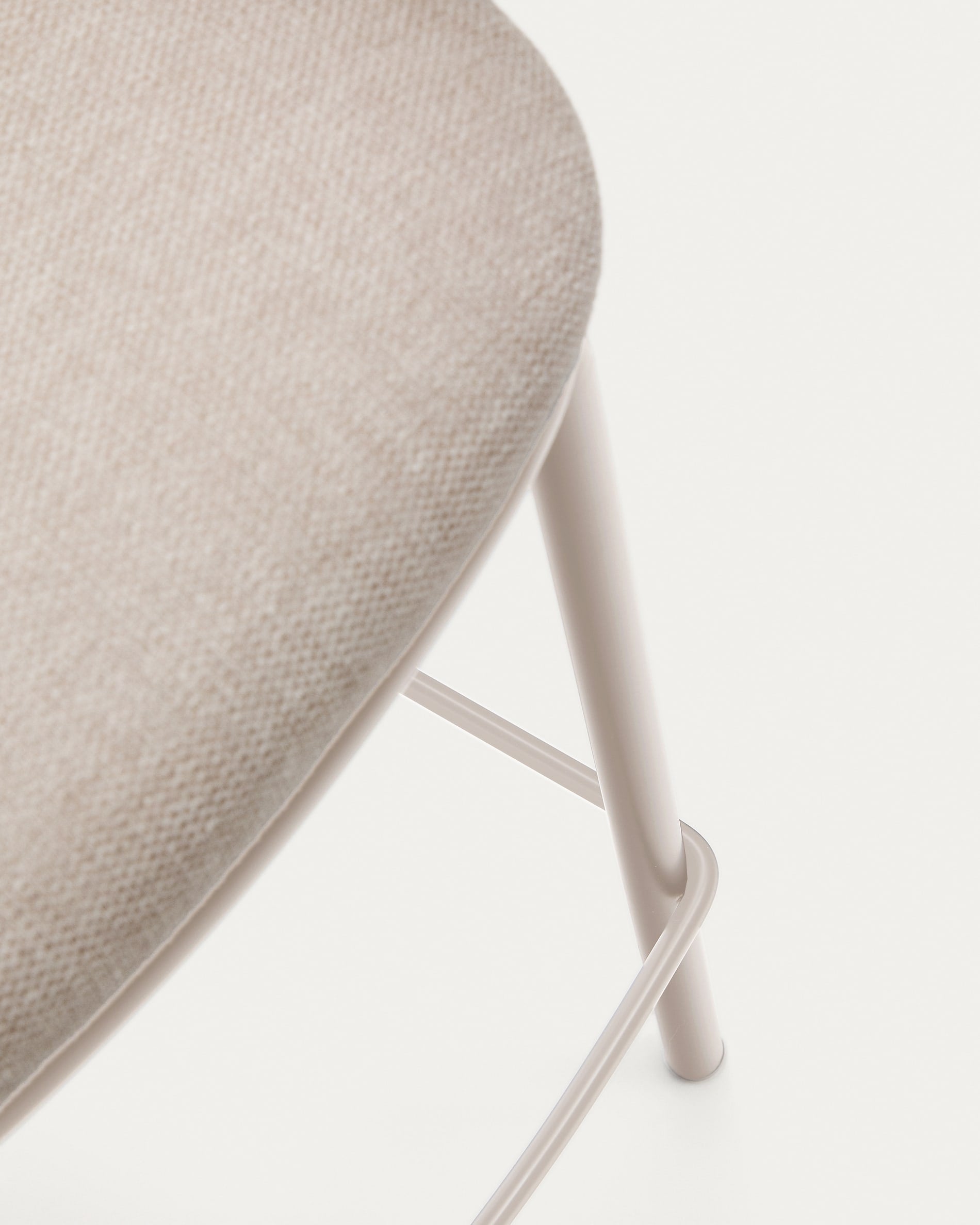 Stilvoller Hocker Maina in sanftem Beige, gefertigt aus strapazierfähigem Chenille und robusten Stahlbeinen. Ideal für jedes Zuhause, 65 cm hoch.