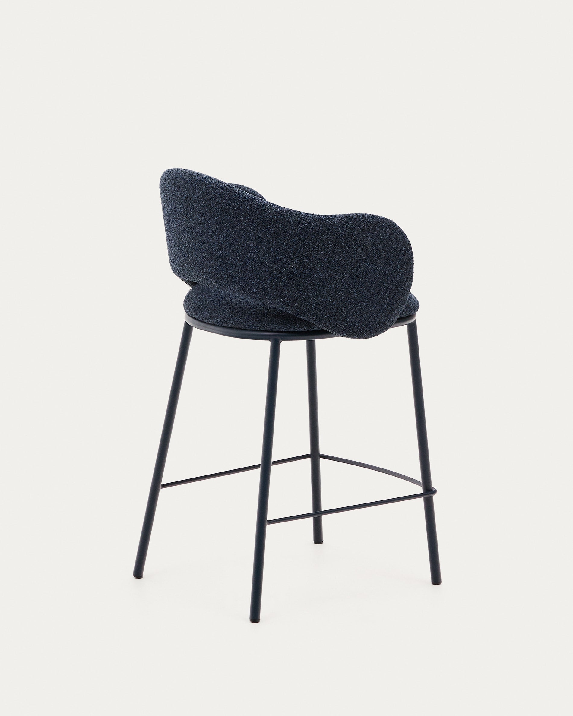 Eleganter Maina Hocker mit blauem Chenille-Bezug, stabilen Stahlbeinen und FSC-zertifiziert, 65 cm, von Kave Home.