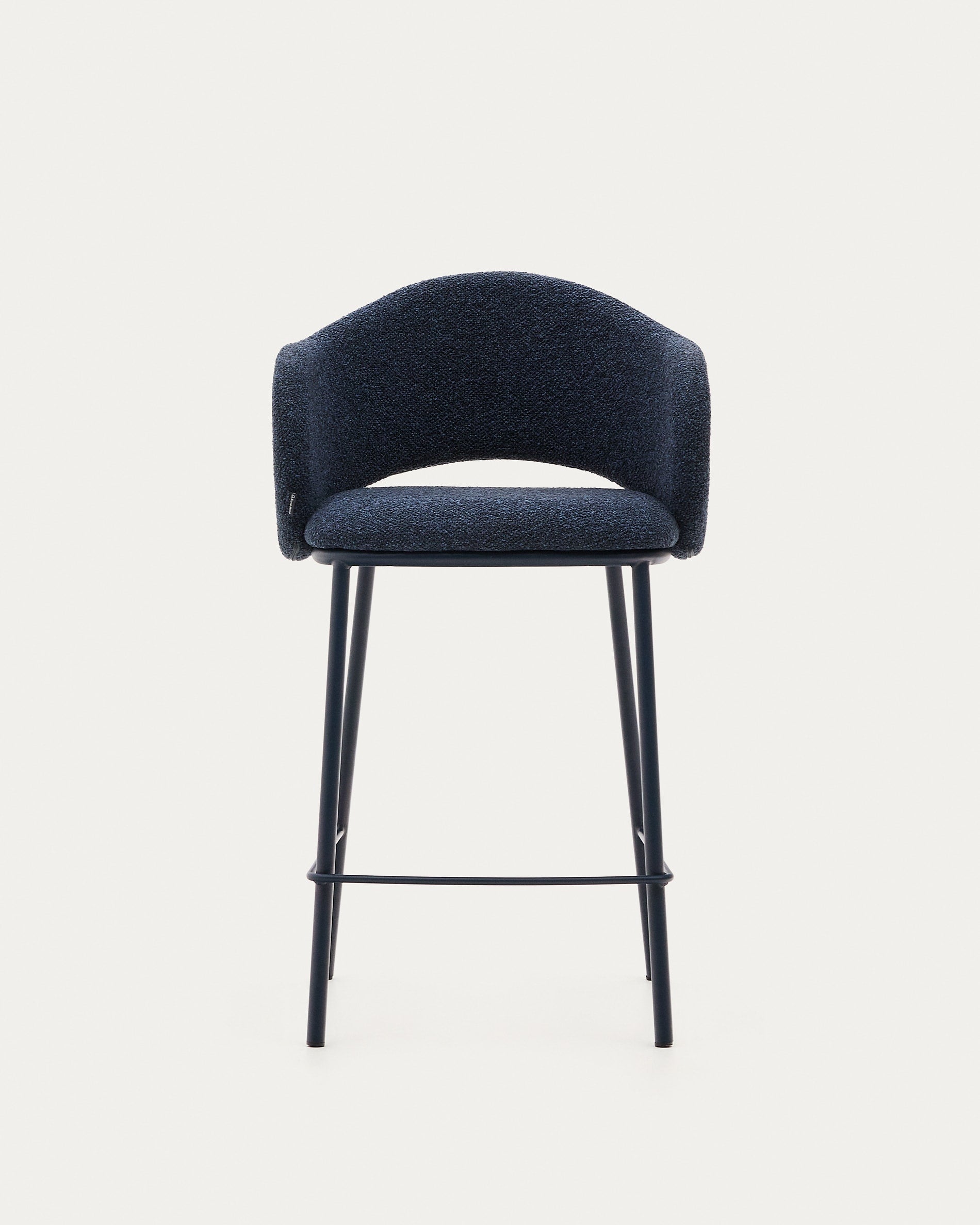 Eleganter Maina Hocker in stilvollem Blau, gefertigt aus Chenille und stabilen Stahlbeinen, ideal für moderne Barbereiche, 65 cm hoch.