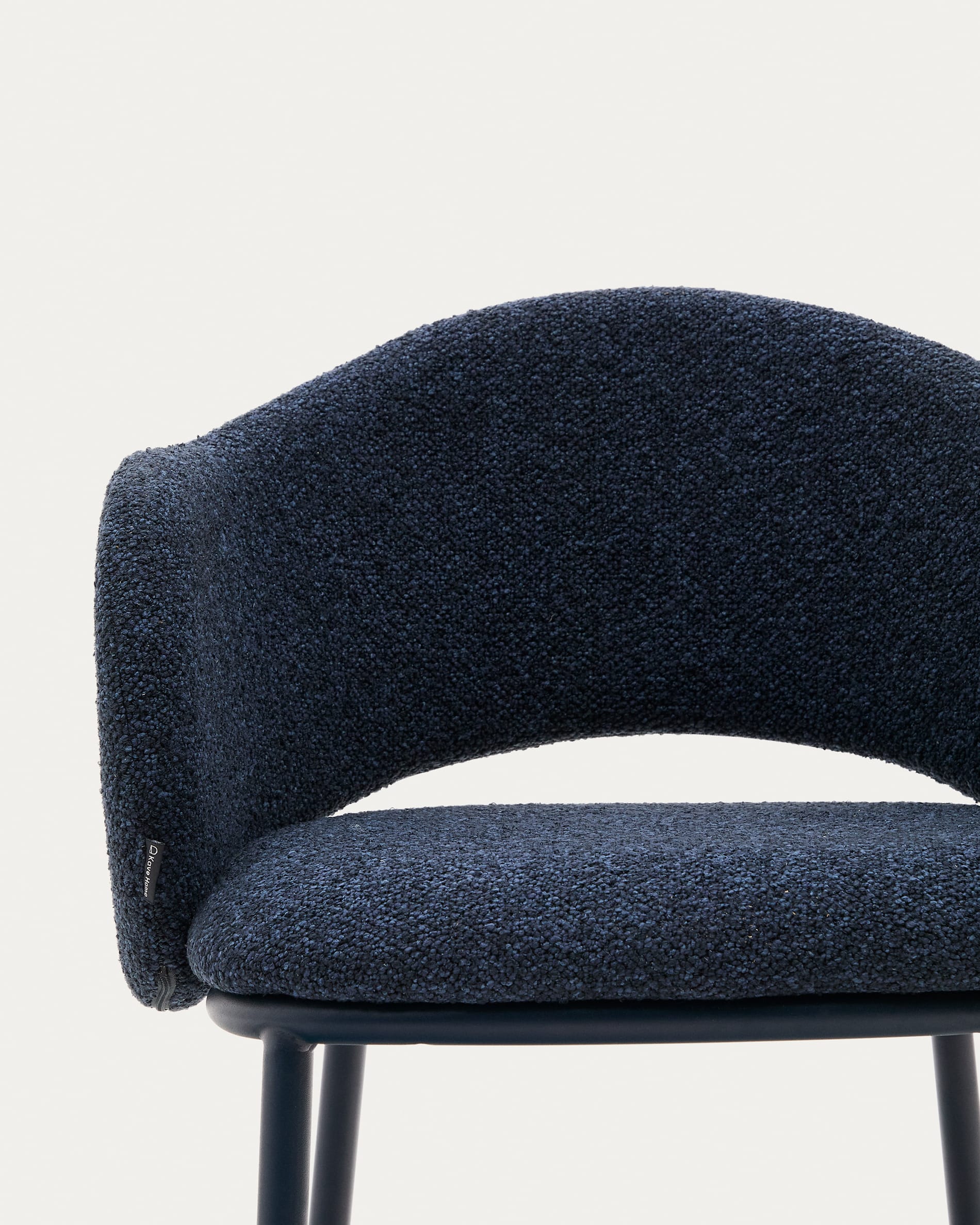 Eleganter Maina Hocker in blauem Chenille mit stabilen Stahlbeinen, 65 cm hoch, nachhaltig produziert und ideal für jedes Zuhause.