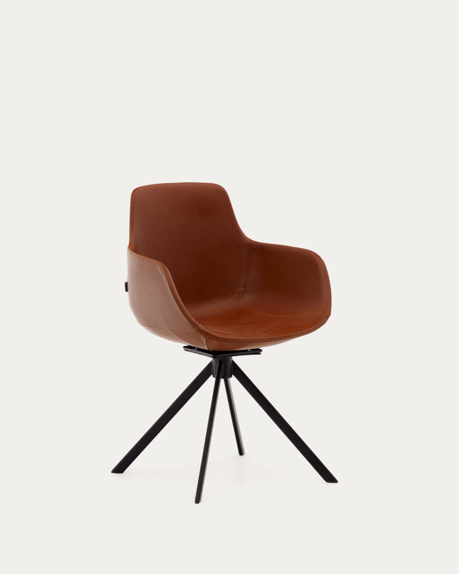 3D-Modell: Brauner Kunstleder-Drehstuhl Tissiana, mattschwarzes Stahlgestell, ergonomisch und stilvoll.