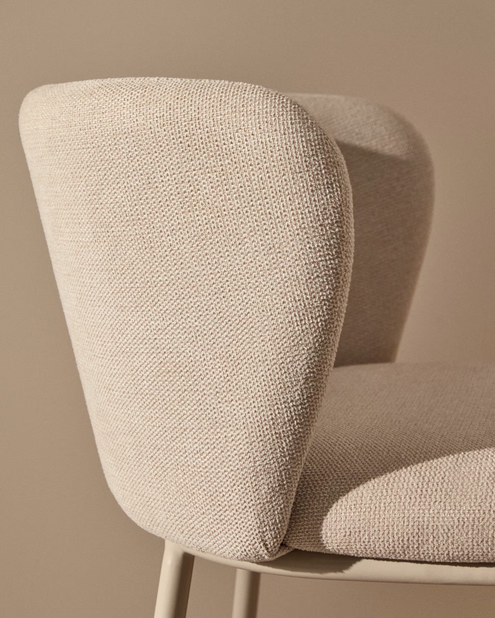 Beiger Hocker Ciselia aus Chenille und Stahl, 75 cm hoch, ideal für Bars und moderne Wohnräume, FSC Mix zertifiziert.