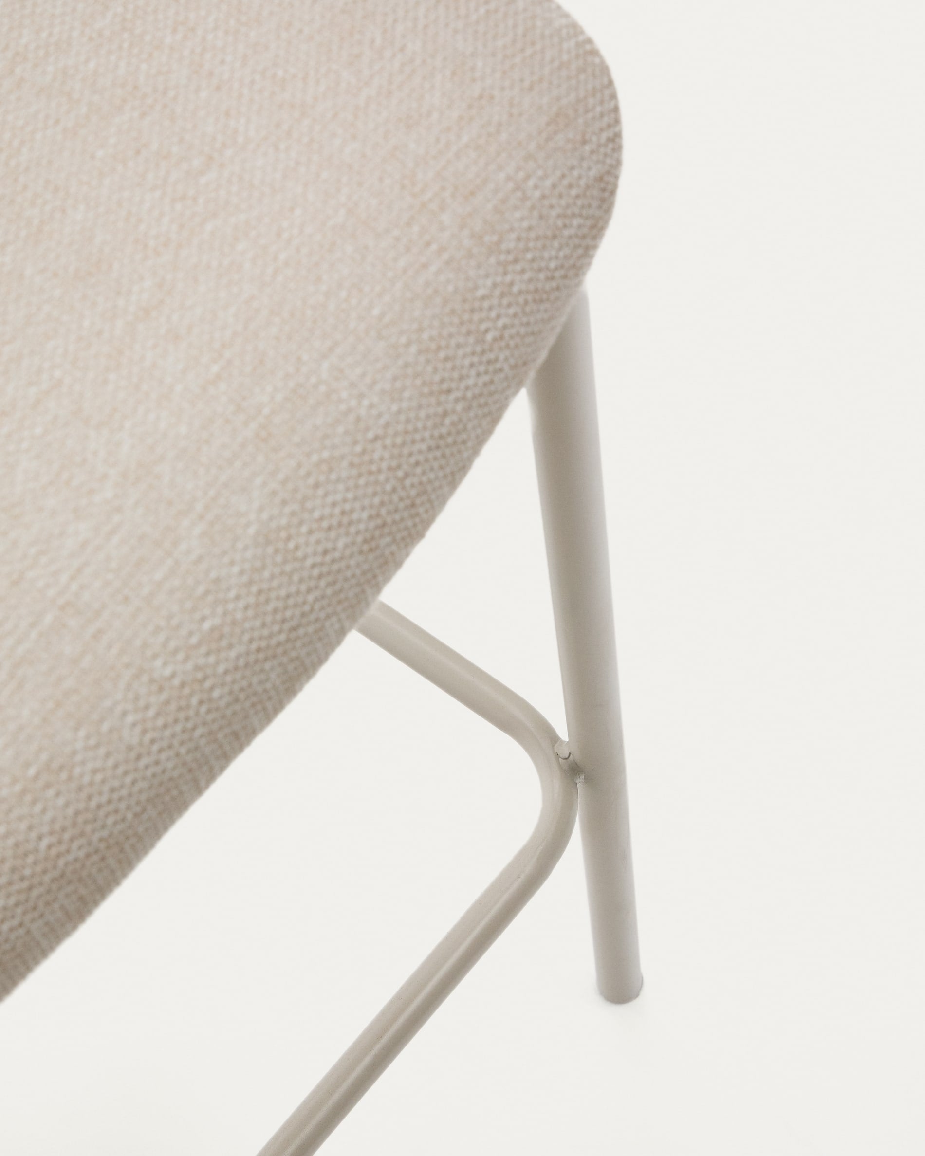 Hocker Ciselia von Kave Home: 75 cm hoch, aus luxuriösem beigem Chenille und robustem Stahl. Perfekt für stilvolle und nachhaltige Einrichtung.