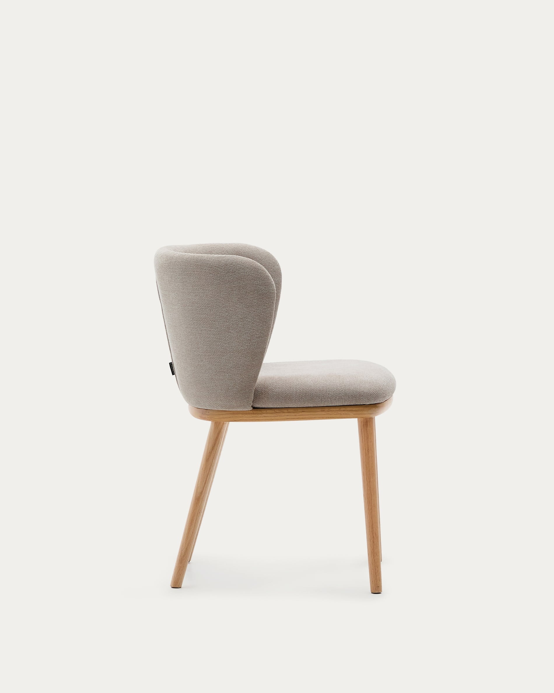 Stuhl Ciselia: Elegantes Design mit brauner Chenille und FSC-zertifiziertem Eschenholz in natürlichem Finish, von Kave Home.
