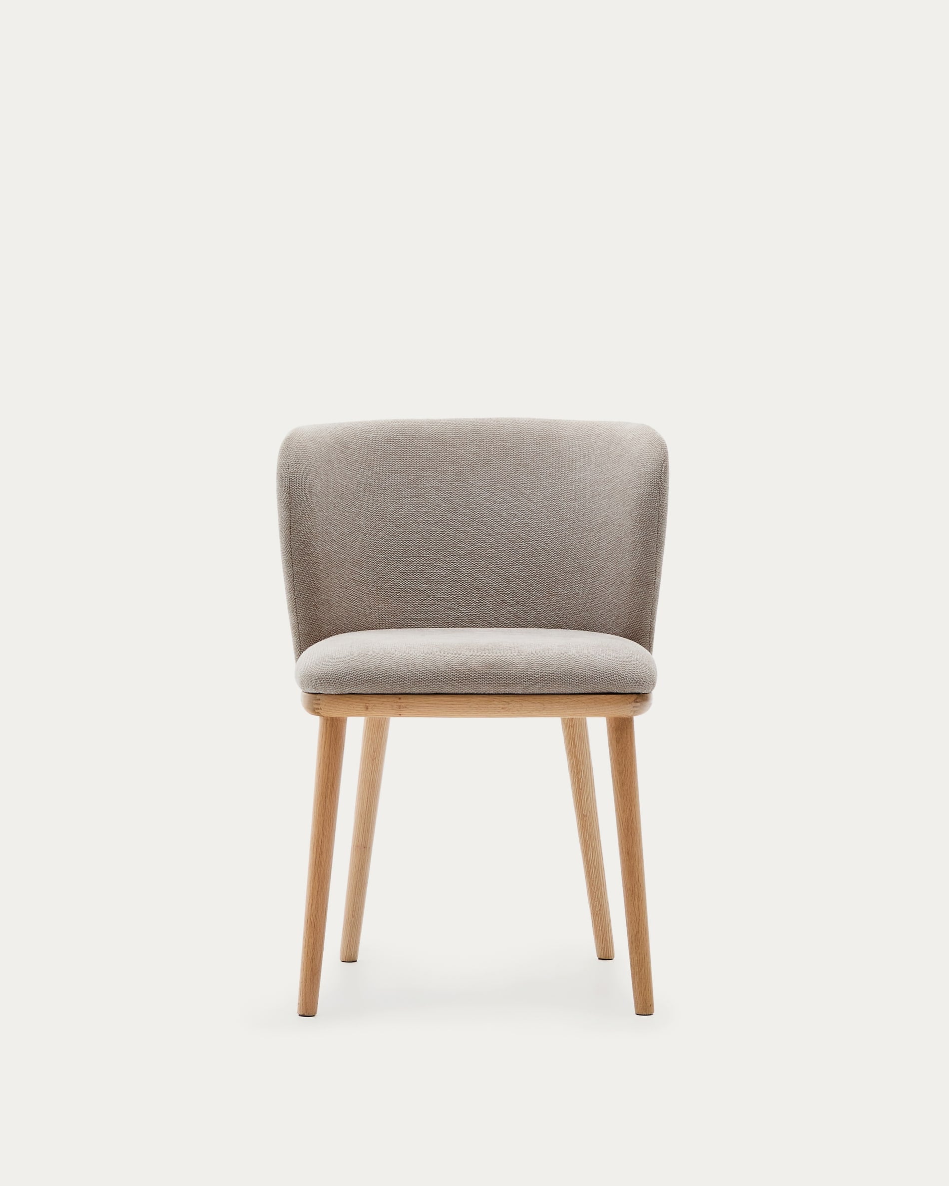 Eleganter Stuhl Ciselia aus brauner Chenille und massiver Esche mit natürlichem Finish, FSC-zertifiziert, von Kave Home.