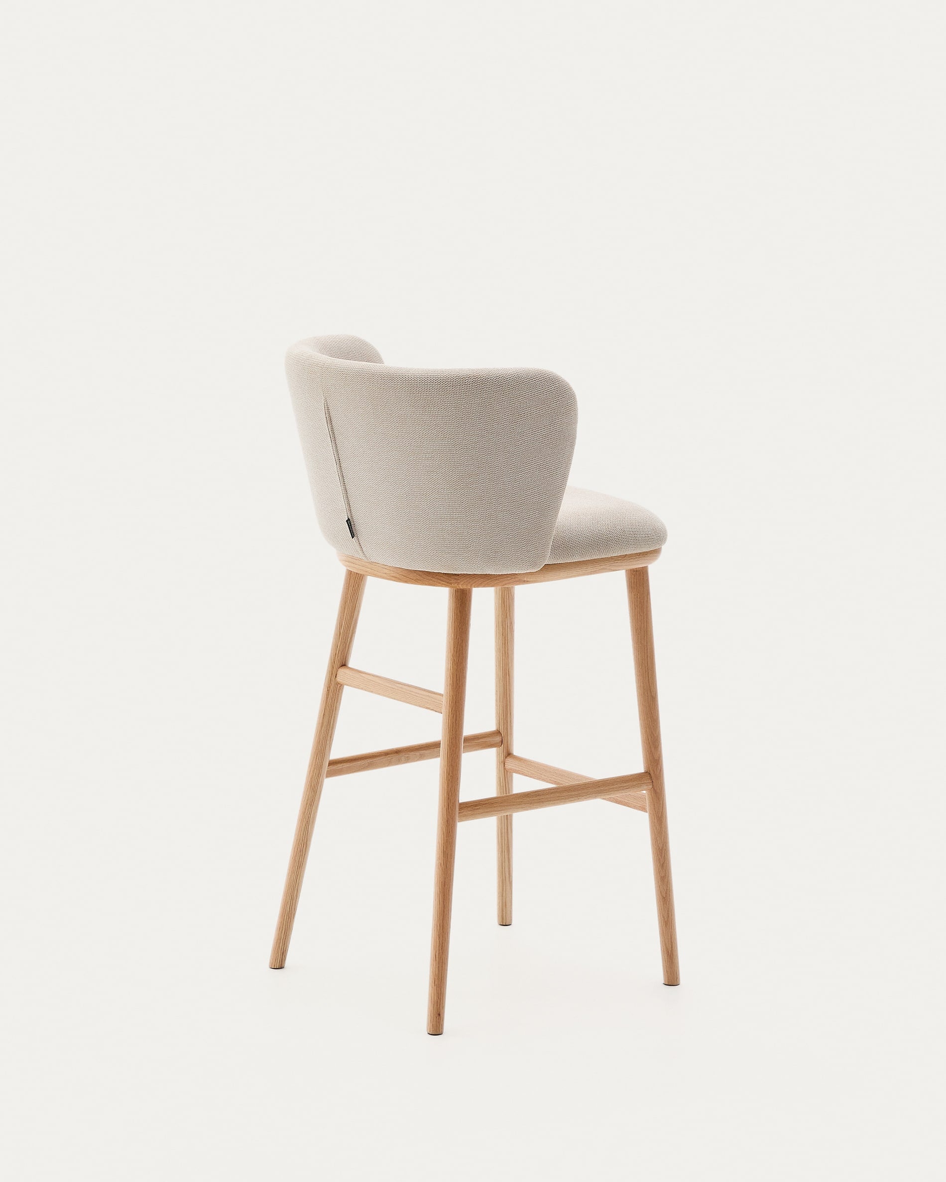 Eleganter Hocker Ciselia aus beigem Chenille-Stoff und massiver Esche mit natürlichem Finish, FSC-zertifiziert, 75 cm hoch.