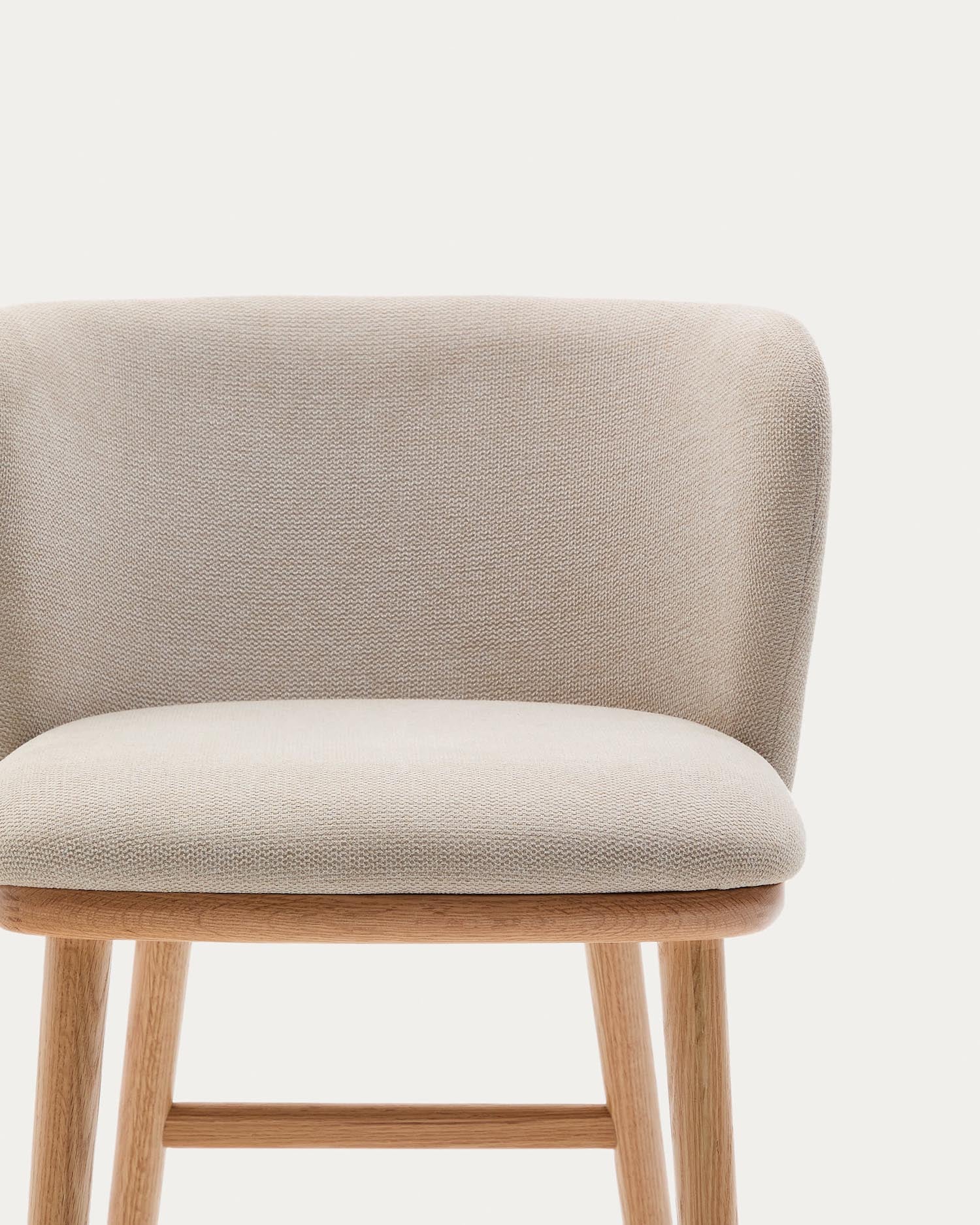 Eleganter Hocker Ciselia in Beige, 75 cm hoch, aus weichem Chenille und robuster Esche, umweltfreundlich und stilvoll für jedes Zuhause.