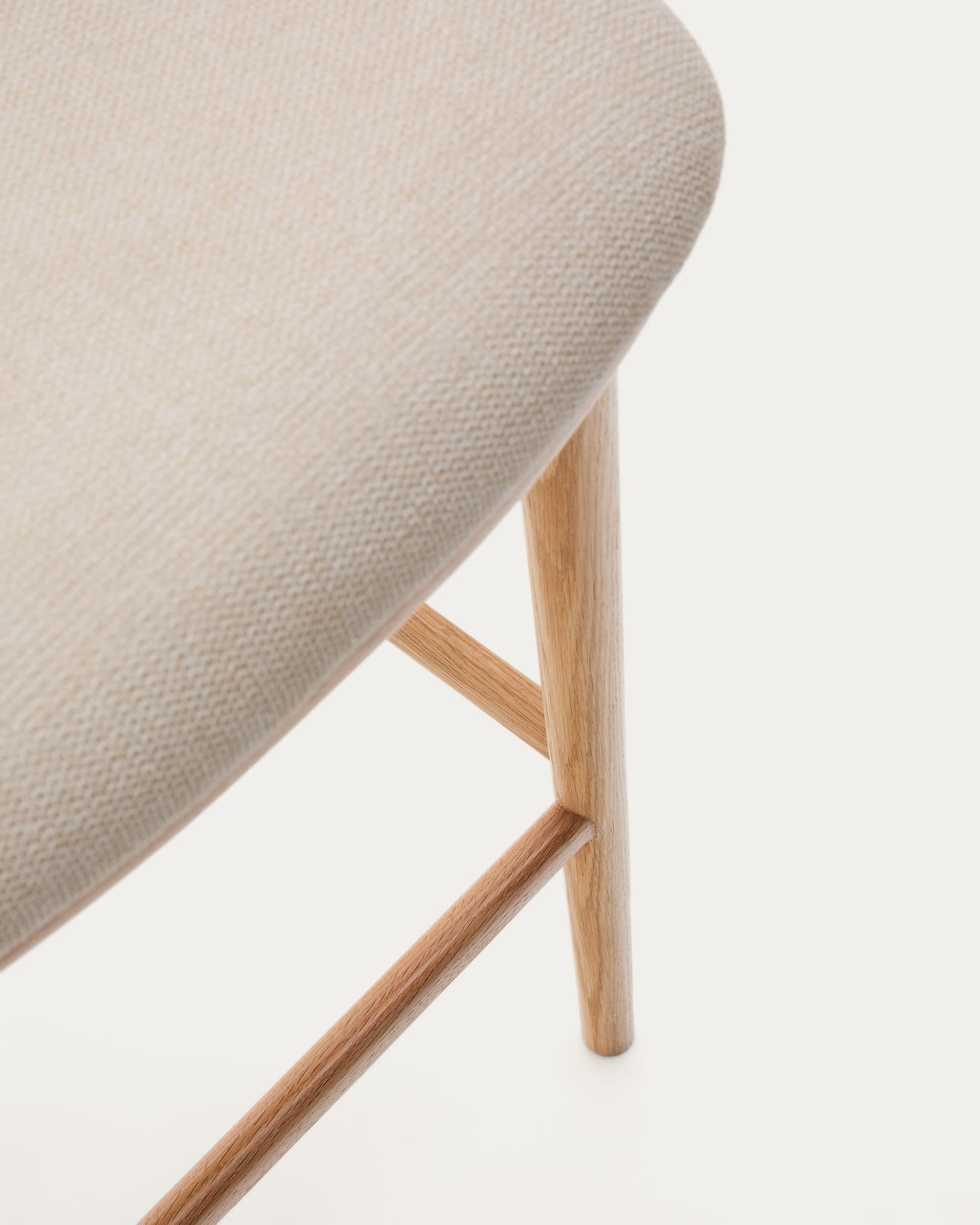 Eleganter Hocker Ciselia in Beige mit weichem Chenille-Bezug und robusten Eschenbeinen. Perfekt für moderne Wohnräume und umweltbewusste Einrichtung.