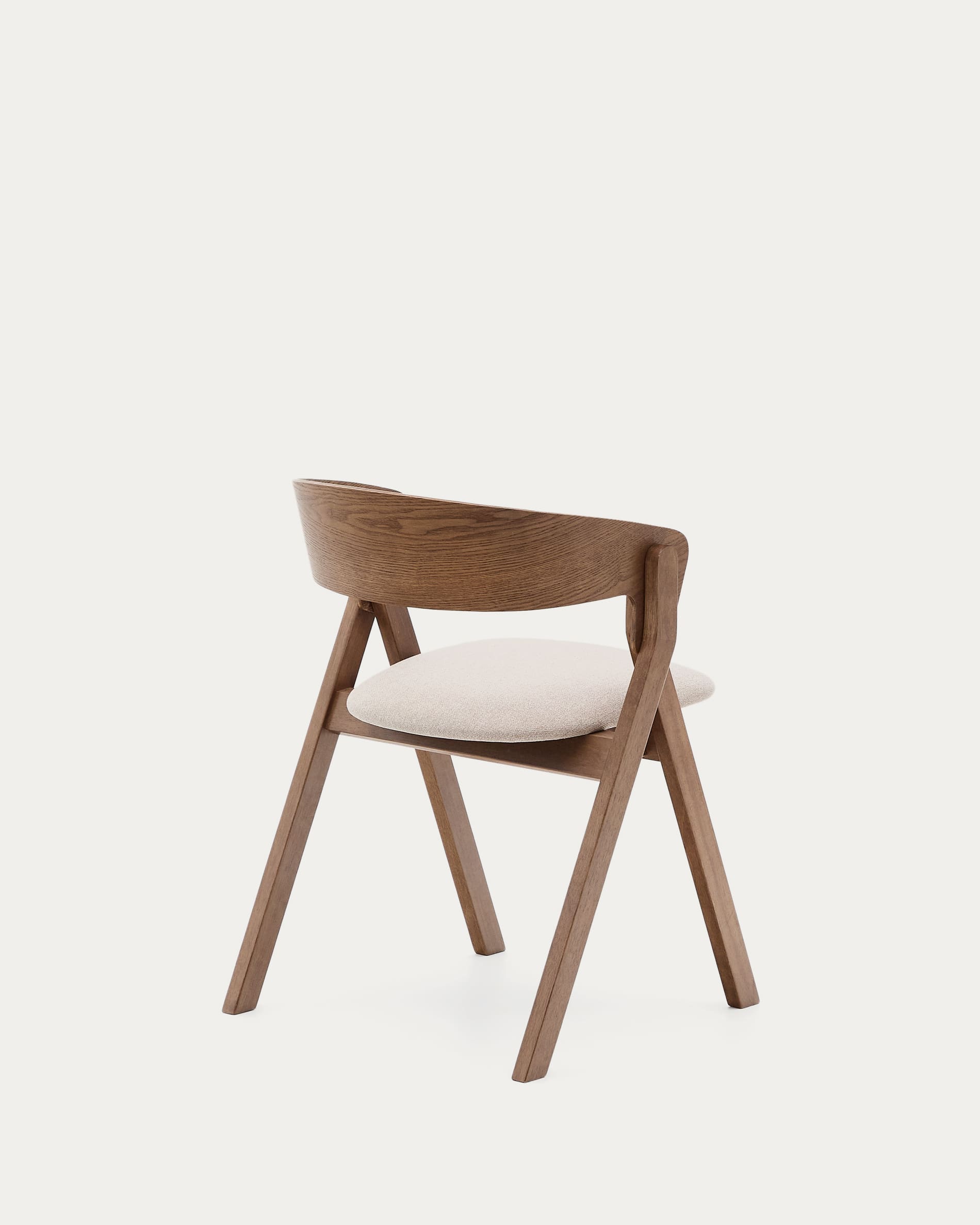 Eleganter Stuhl Godia aus hochwertigem Eschefurnier und robustem Kautschukholz, veredelt mit Wengé-Finish und einem beigen Chenille-Bezug.