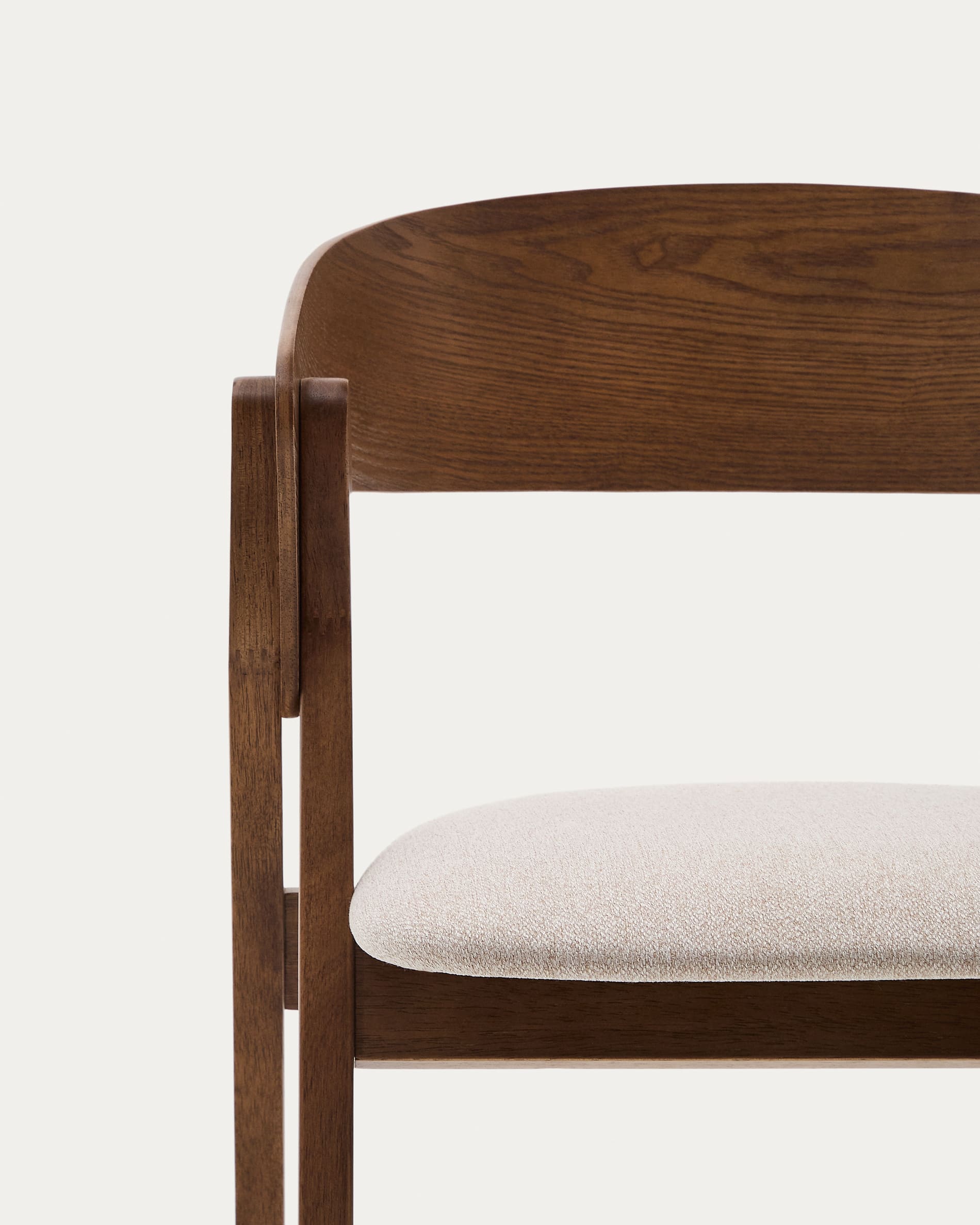 Der stilvolle Stuhl Godia vereint Eschefurnier und Kautschukholz mit edlem Wengé-Finish und beiger Chenille für höchsten Komfort.