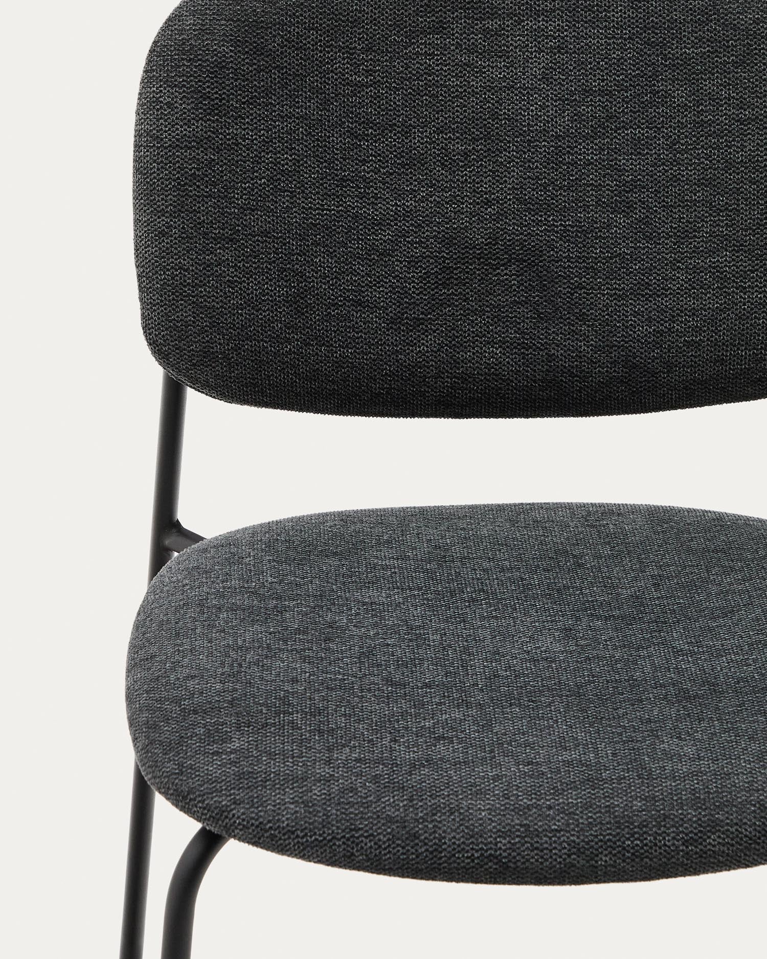 Stapelbarer Stuhl Meli in grauer Chenille mit eleganten grauen Metallbeinen, ideal für moderne Wohnräume und vielseitige Nutzung.