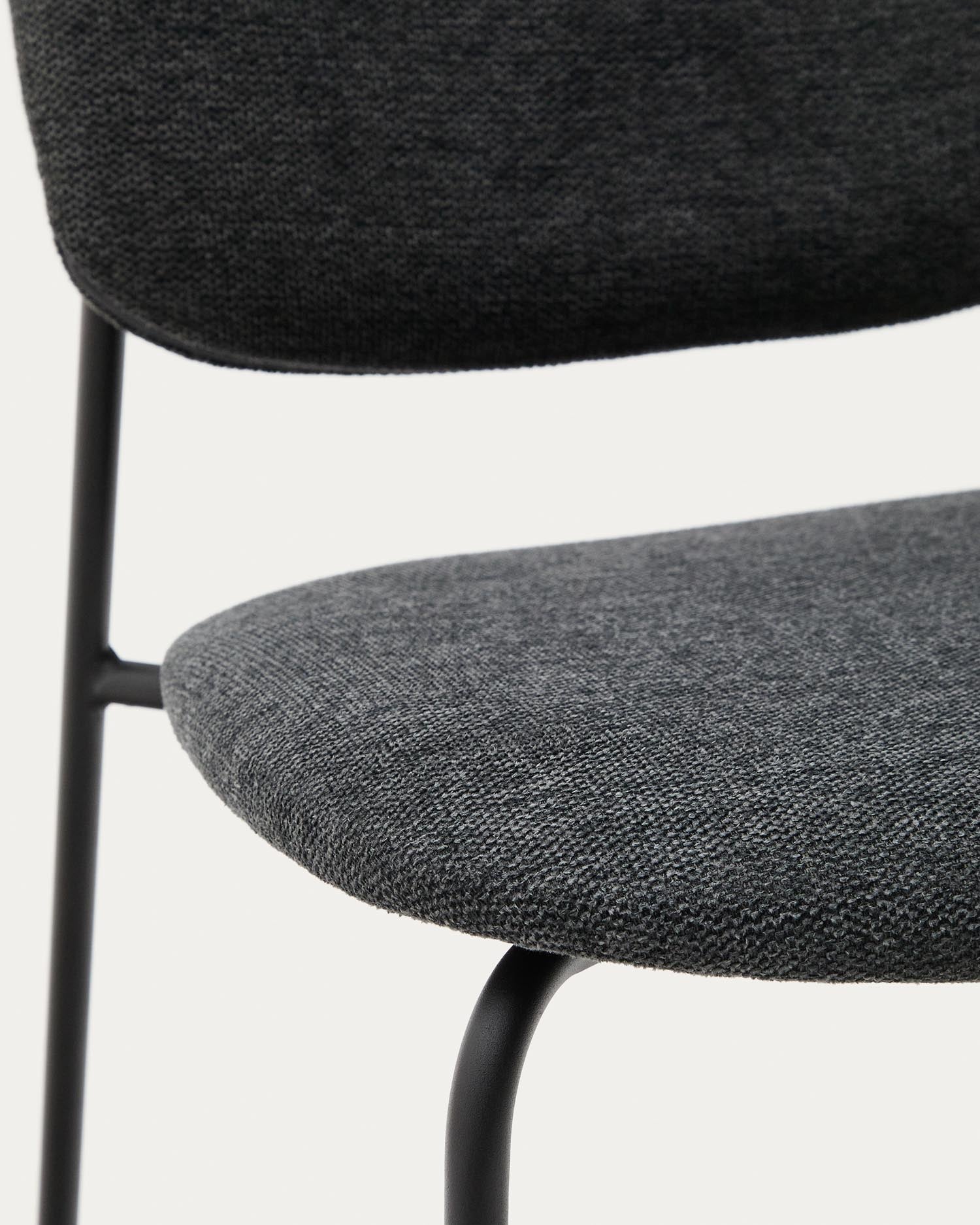 Eleganter stapelbarer Stuhl Meli aus grauer Chenille, ausgestattet mit stabilen grauen Metallbeinen, ideal für moderne Wohnräume.