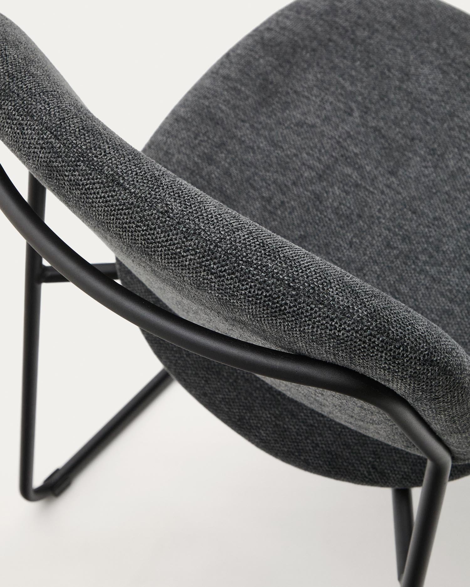 Stapelbarer Stuhl Meli in stilvollem Grau, gefertigt aus Chenille und robusten Metallbeinen, perfekt für zeitgemäße Einrichtungskonzepte.