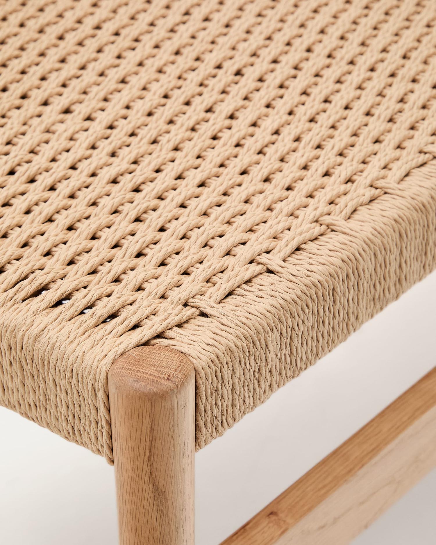 Die Zaide Bank von Kave Home vereint elegantes Design und nachhaltige Materialien: Massives Eichenholz und ein handgeflochtener Seilsitz für höchsten Komfort.