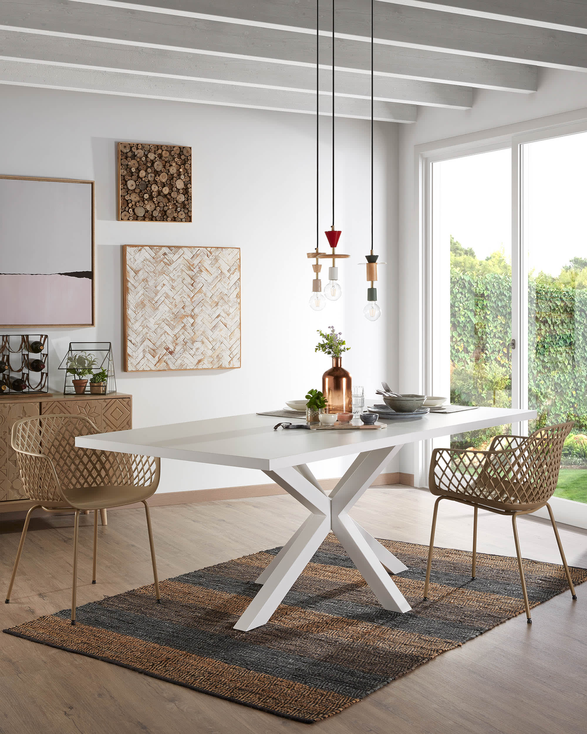 Eleganter Tisch Argo: Weisse Melaminplatte, robuste Stahlbeine, Masse 200x100 cm, perfekt für moderne Wohn- und Esszimmer.