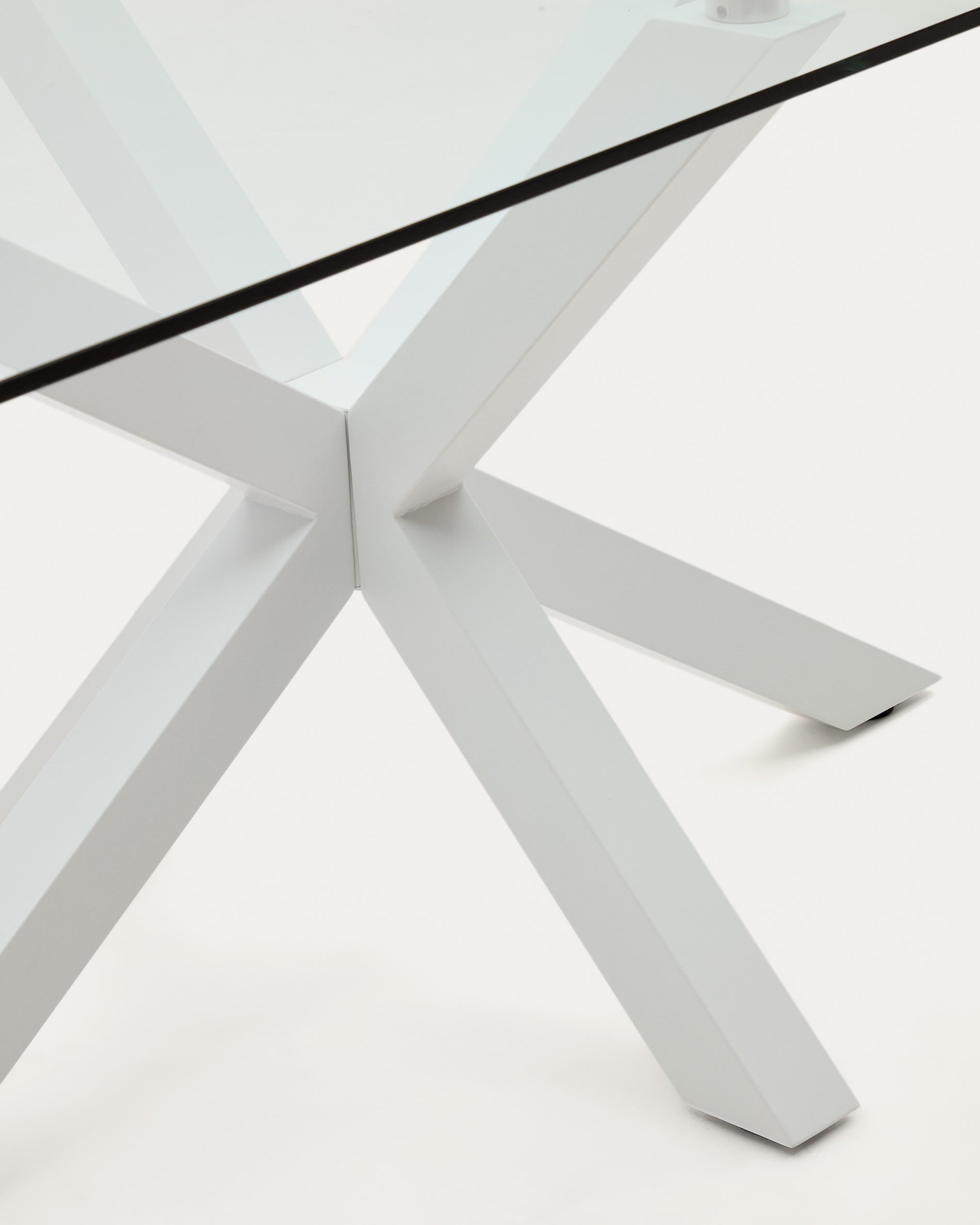 Moderner Argo Tisch von Kave Home: 180 x 100 cm, elegante Glasoberfläche und robuste weiße Stahlbeine – ideal für stilvolle Essbereiche.