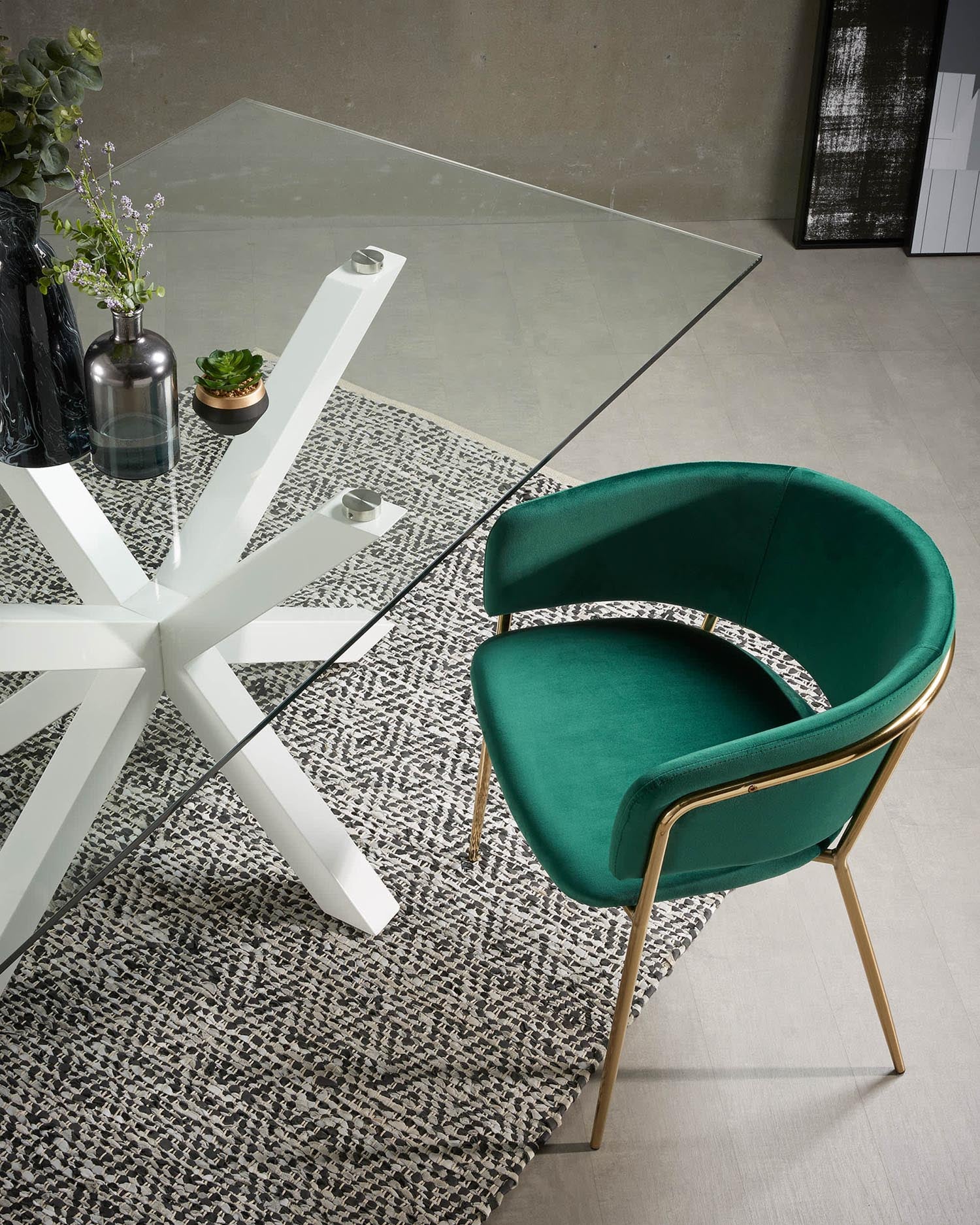 Eleganter Argo Tisch mit Glasplatte und weissen Stahlbeinen, 180x100 cm, perfekt für moderne Wohn- oder Arbeitsräume.