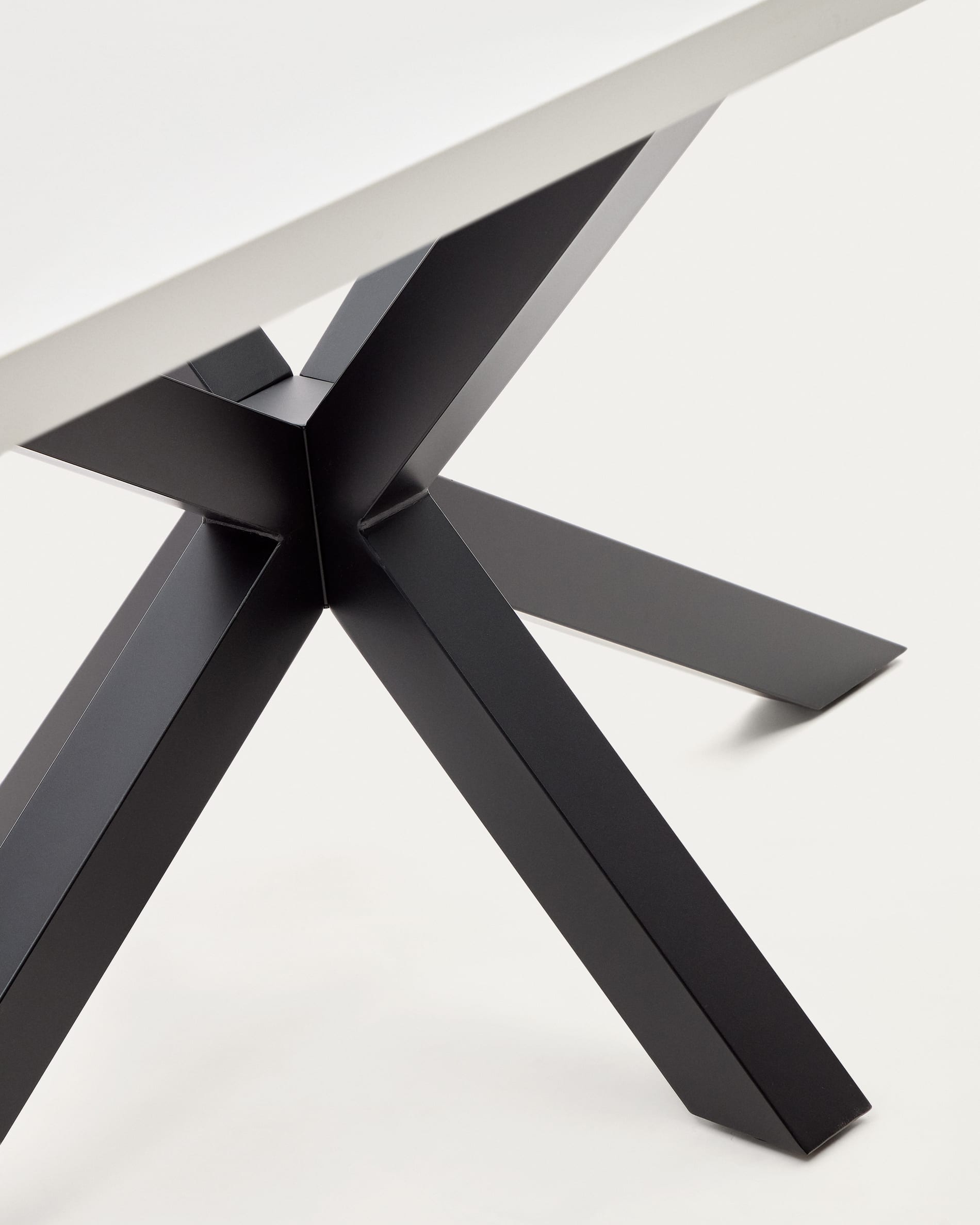 Moderner Tisch Argo von Kave Home: Langlebige weiße Melamin-Oberfläche, robuste schwarze Stahlbeine, 200x100 cm, ideal für gesellige Runden und elegantes Ambiente.
