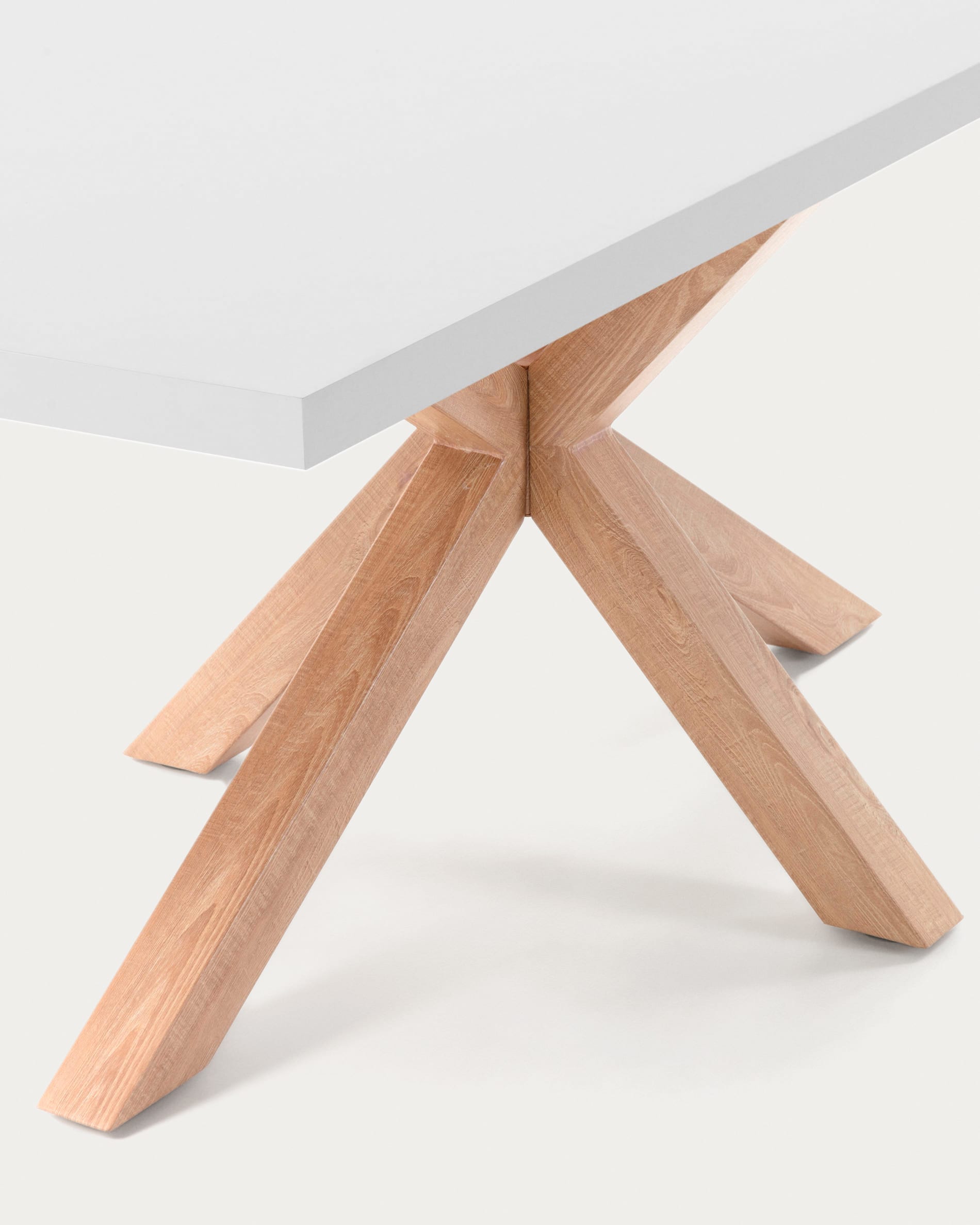 Tisch Argo von Kave Home: Moderner Esstisch mit weißer Melaminoberfläche und stabilen Stahlbeinen in Holzoptik, 200 x 100 cm, perfekt für gesellige Anlässe.