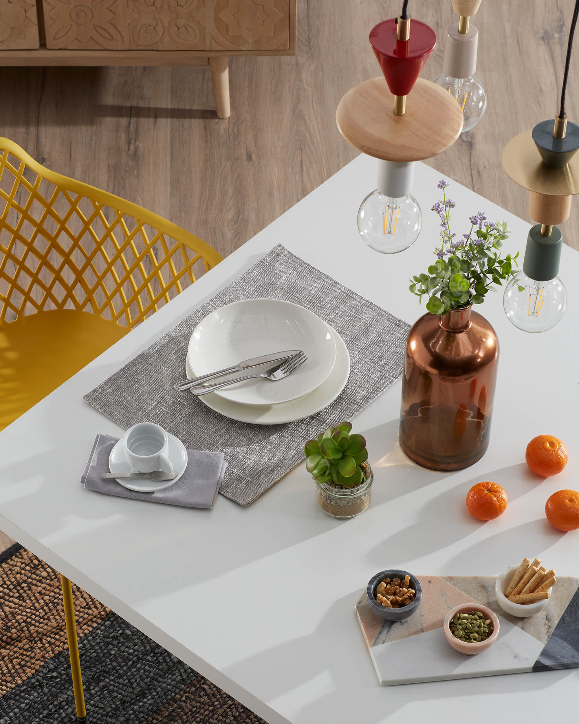 Der Tisch Argo von Kave Home: Eleganz trifft Funktionalität. Weisse Melaminplatte, Stahlbeine in Holzoptik, 200x100 cm. Perfekt für stilvolle Dinner.