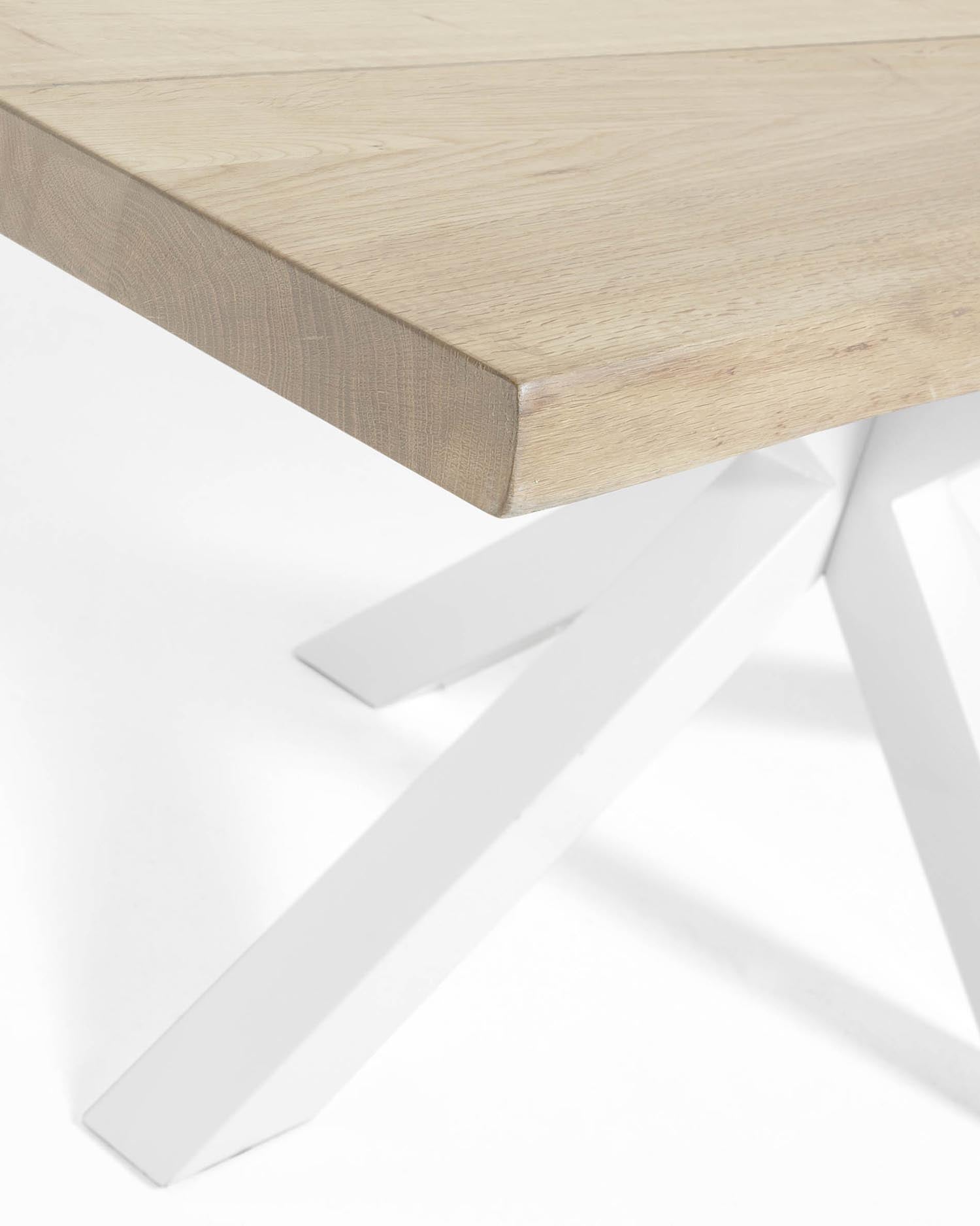 Erleben Sie den Argo Esstisch mit edlem Eichenfurnier und stabilen weißen Stahlbeinen. Perfekt für gesellige Abende und modernes Wohndesign.